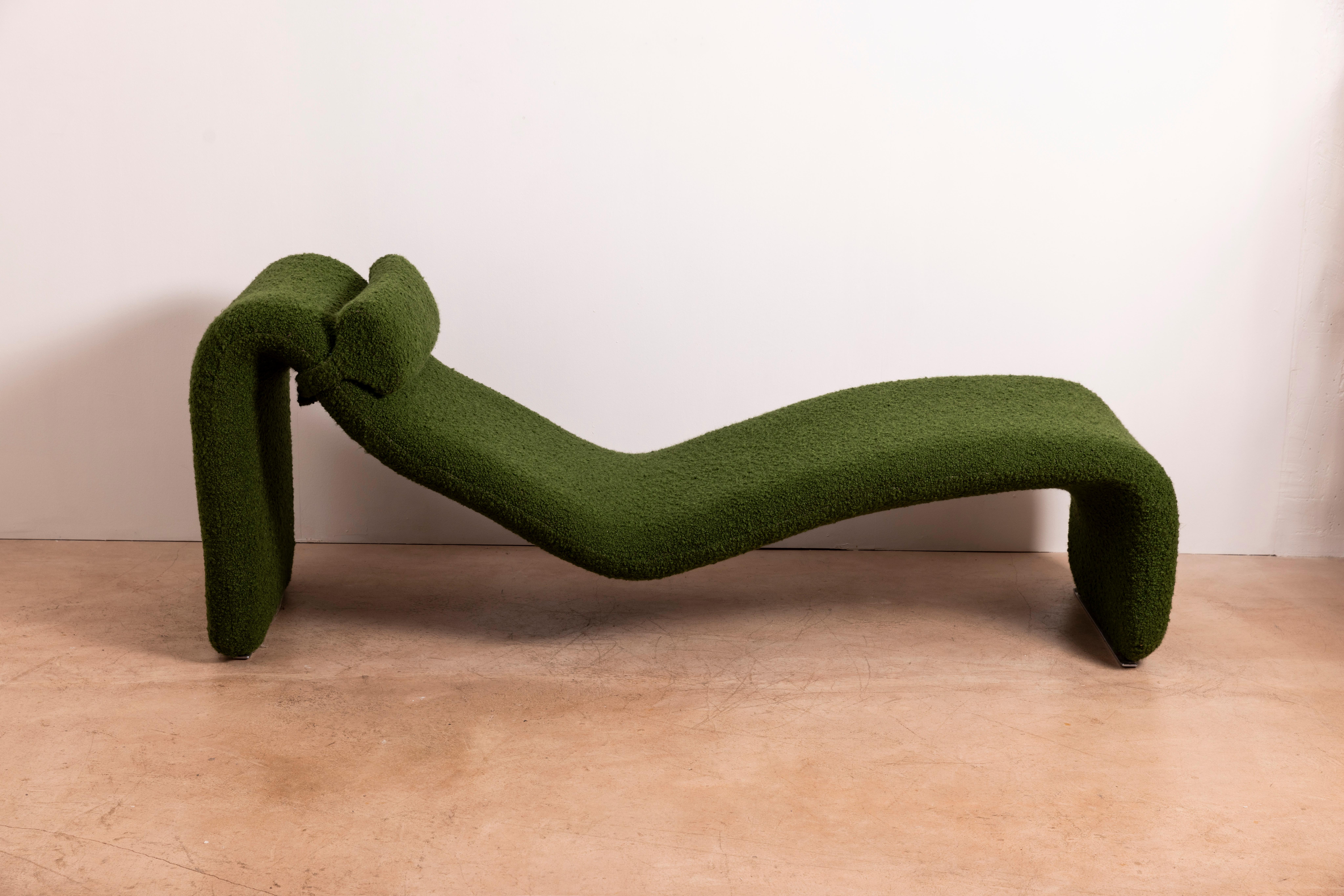 Die Chaiselongue Djinn, 1963 von Olivier Mourgue (geb. 1939) für Airborne entworfen, ist eines der wenigen typischen und emblematischen Designs des frühen Weltraumzeitalters, die - ähnlich wie die Figur aus dem Film 2001 - Odyssee im Weltraum, in