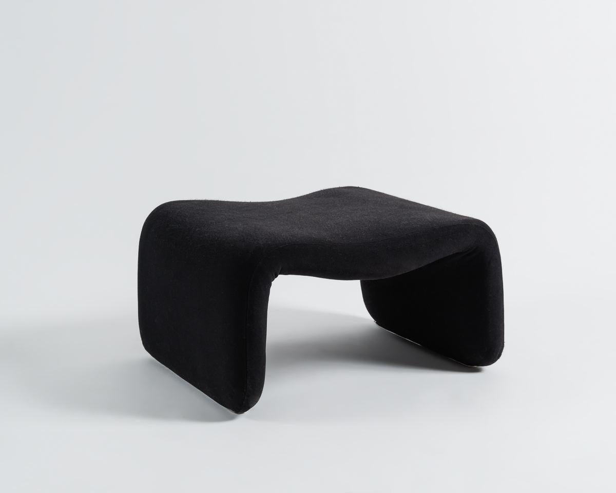 Présenté pour la première fois par Airborne à Mérignac Cedex, en France, le pouf Djinn accompagne l'emblématique chaise moderniste Djinn, connue à l'origine sous le nom de 