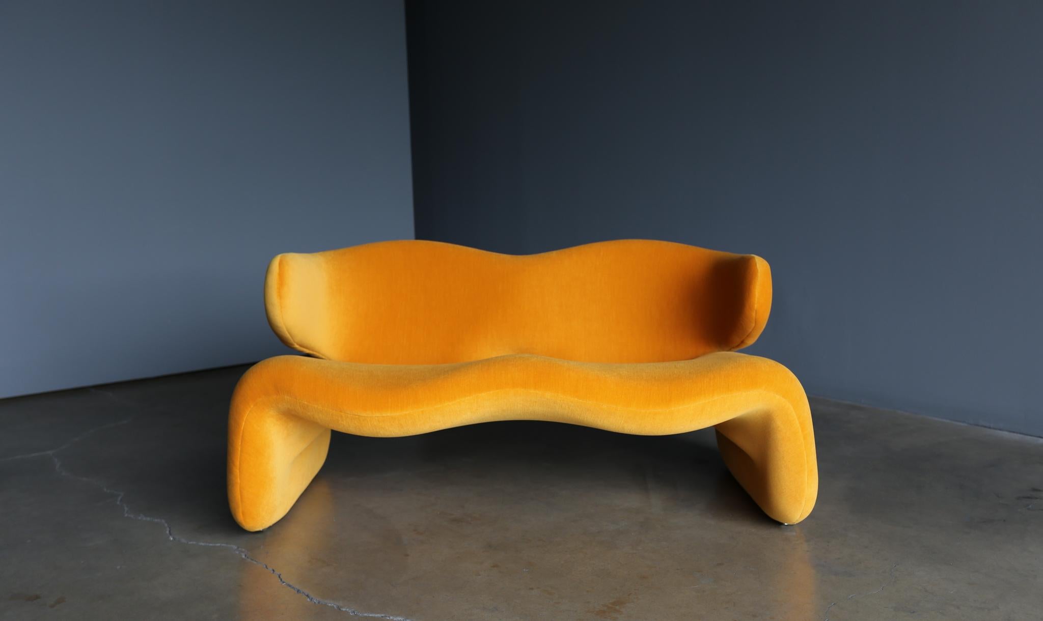 Olivier Mourgue “Djinn” settee sofa for Airborne, Circa 1964. This piece has been expertly restored in Kvadrat fabric.