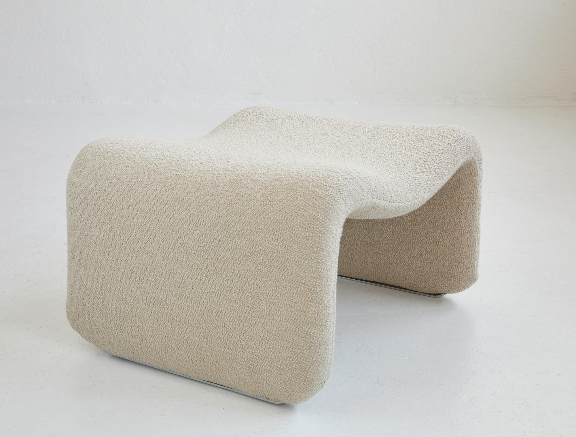  'Djinn' stool by Olivier Mourgue for Airborne international, France 1964-1965. 

Professionally reupholstered and foam replaced according to the original specifications and dimensions with a high-quality and cozy 