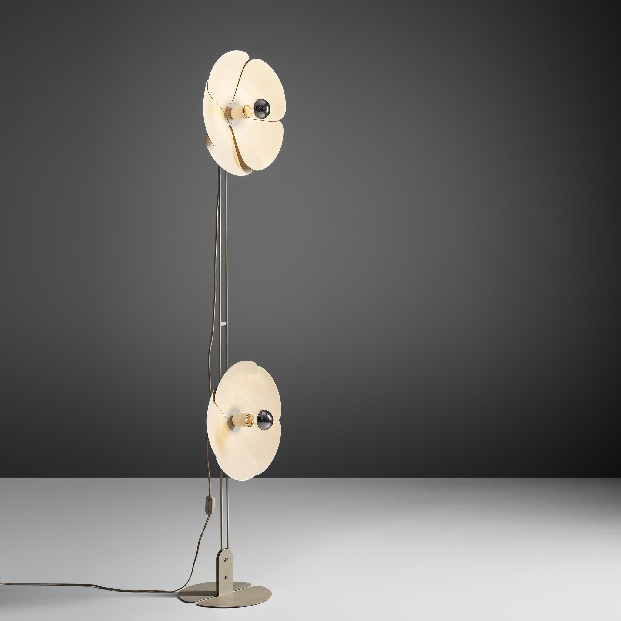 Olivier Mourgue for Disderot, floor lamp model '2093', chromed metal, aluminum, France, 1967

A floor lamp that features a stem with two flower shaped shades, that are adjustable in their height. The shades consist of five brushed aluminum leafs
