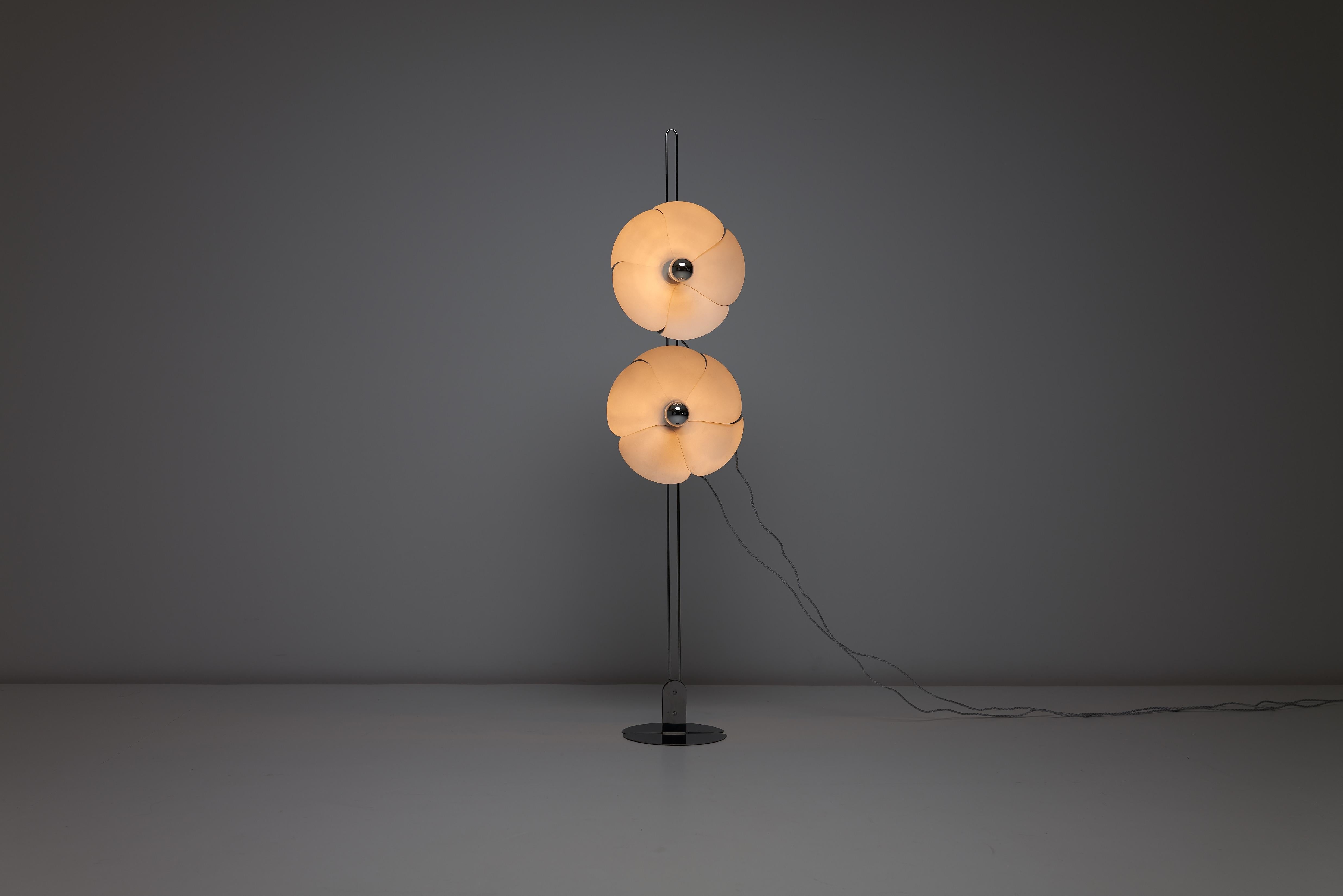 Véritable chef-d'œuvre du design du milieu du siècle, la lampe Flower  est une œuvre d'art étonnante du célèbre designer français Olivier Mourgue. Sortie à l'origine en 1967, cette rare lampe de première édition, fabriquée par Disderot, réunit une