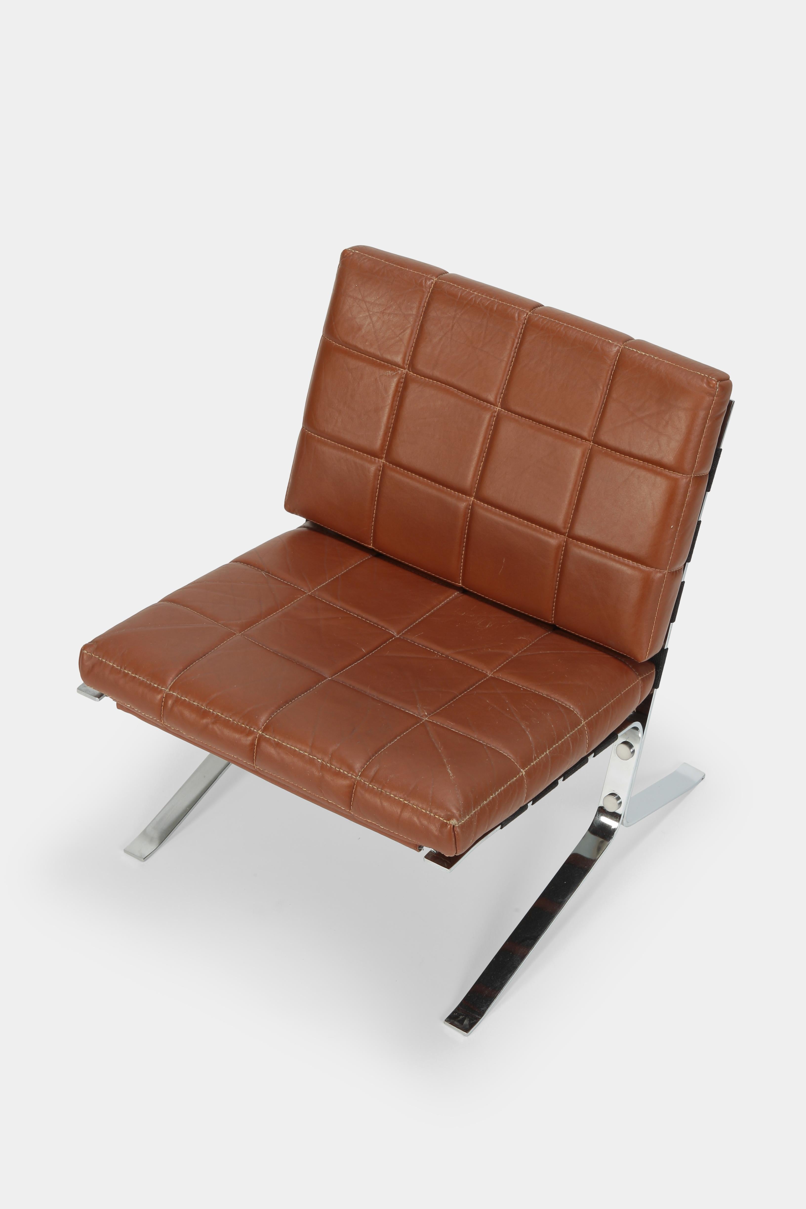 Unique Olivier Mourgue Joker lounge chair manufactured by Airborne in the 1960s in France. Original cushions covered with brown leather attached to a chrome steel frame. With Patina.