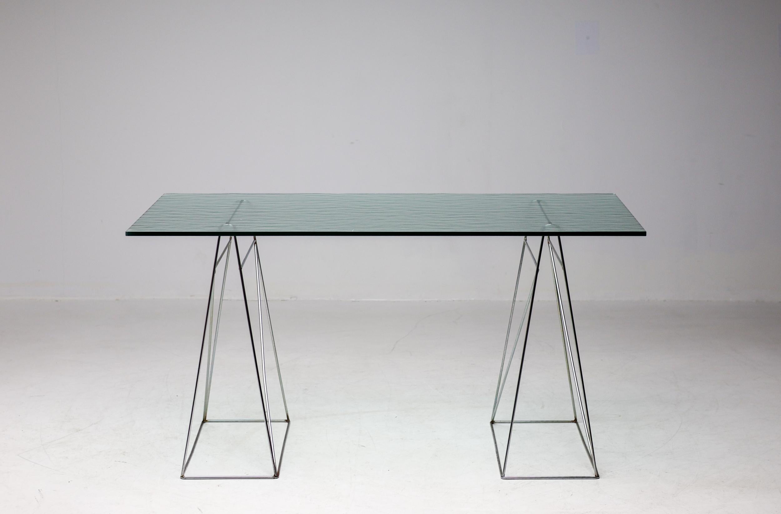 Anmutiger, kompakter Schreibtisch, entworfen vom französischen Designer Olivier Mourgue.
Einzigartiges Exemplar mit einer verkürzten, strukturierten Kristallplatte, die von Cassina für den Tisch LC6 von Le Corbusier hergestellt wurde.
Ein ideales