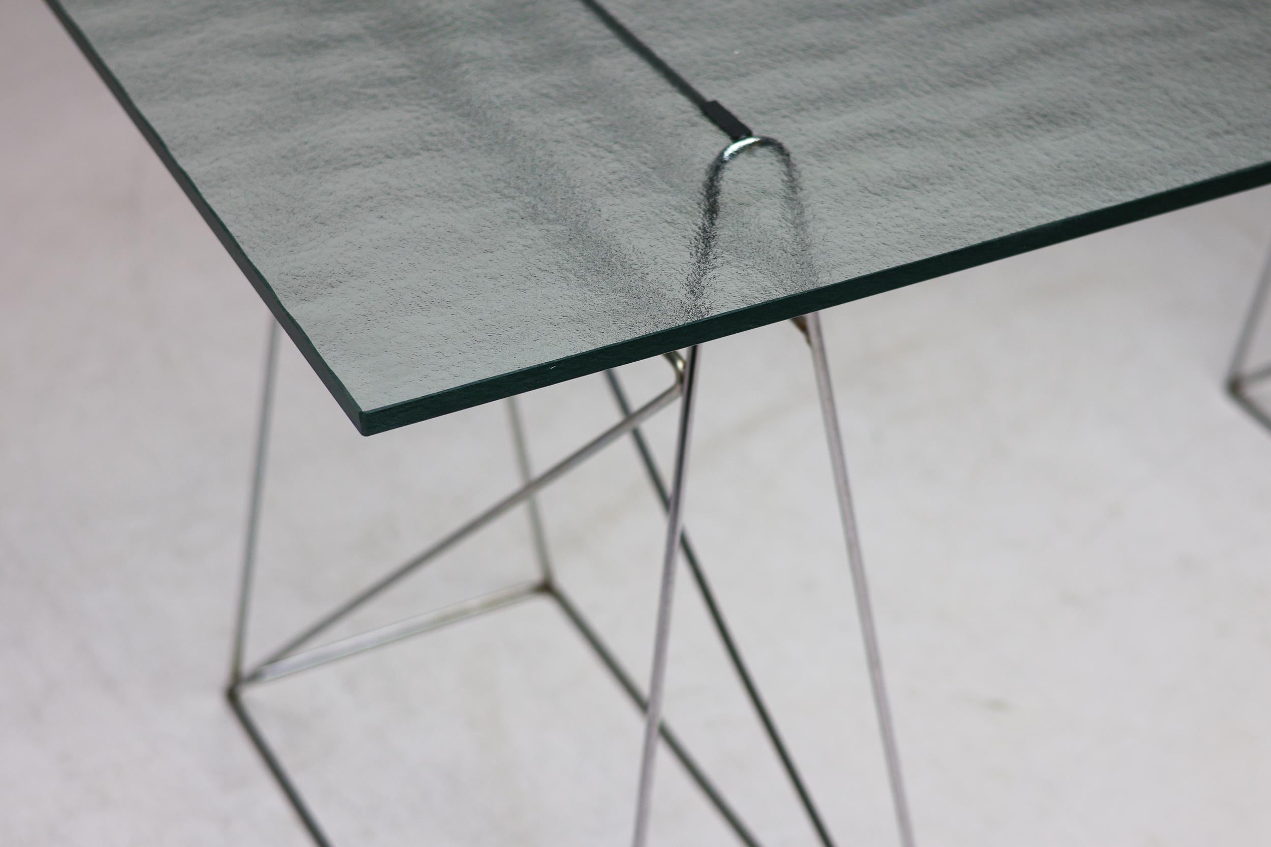 Minimalistischer Schreibtisch aus strukturiertem Kristallglas von Olivier Mourgue (Französisch) im Angebot