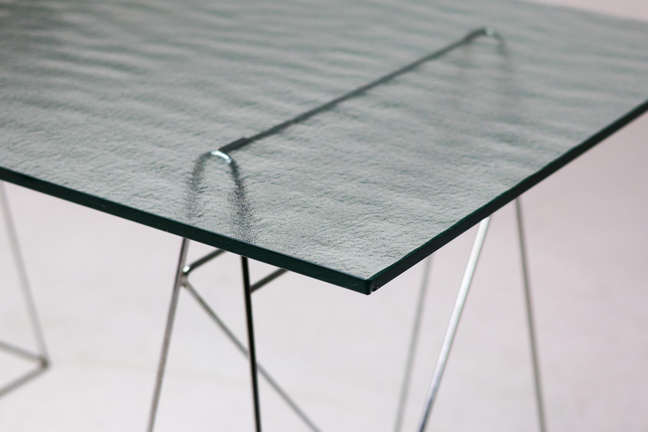 Minimalistischer Schreibtisch aus strukturiertem Kristallglas von Olivier Mourgue (20. Jahrhundert) im Angebot