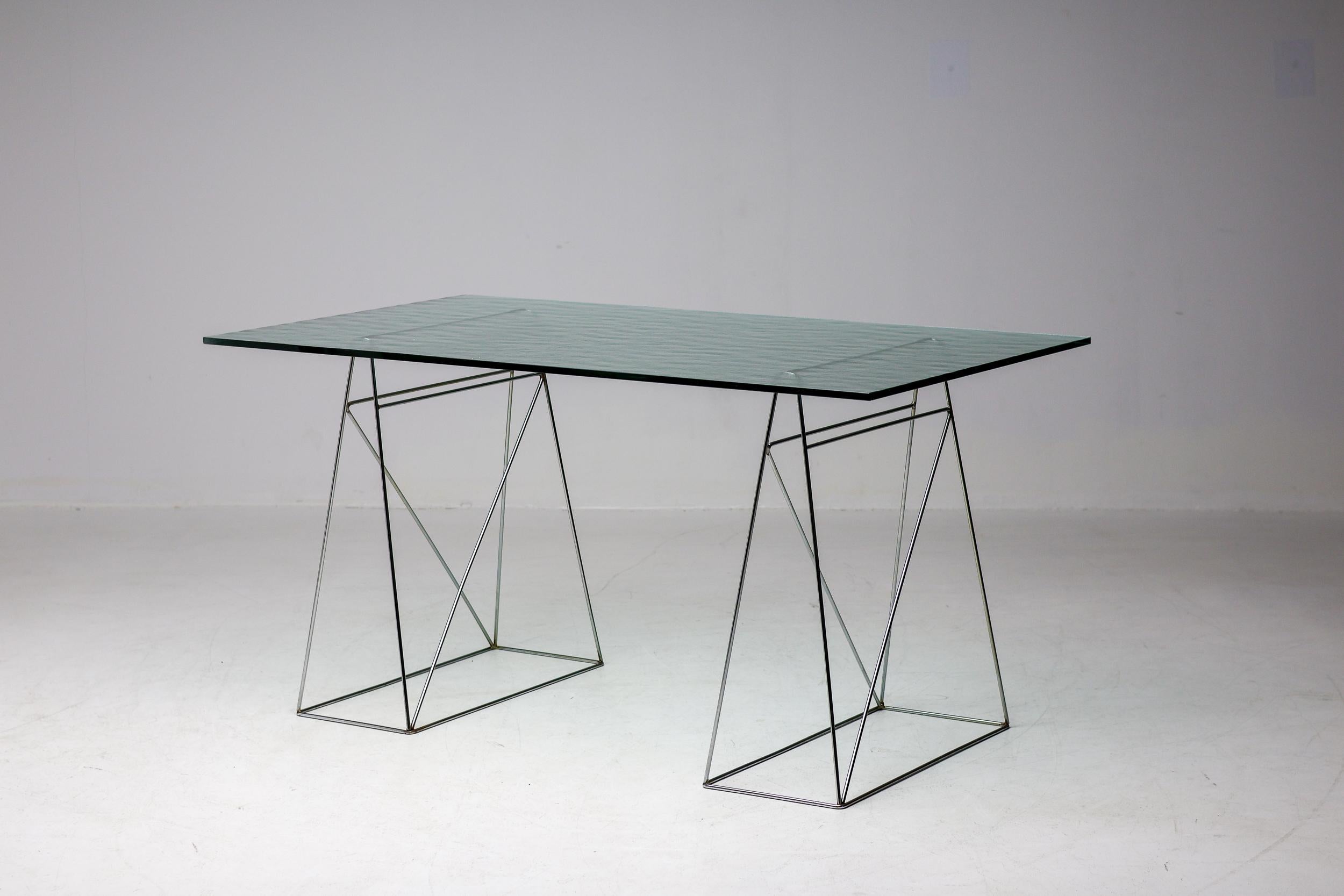Minimalistischer Schreibtisch aus strukturiertem Kristallglas von Olivier Mourgue (Stahl) im Angebot