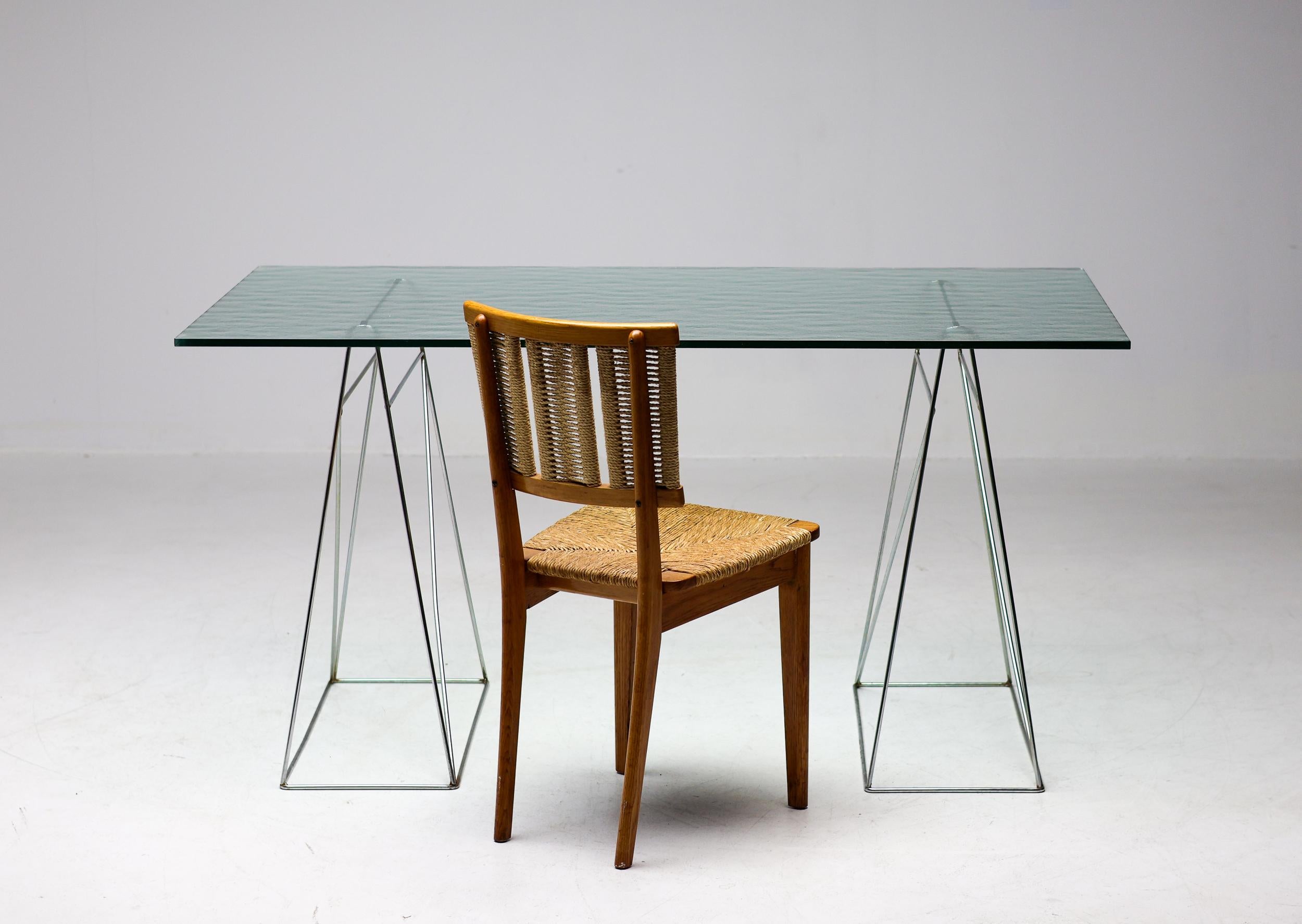Anmutiger, kompakter Schreibtisch, entworfen vom französischen Designer Olivier Mourgue.
Einzigartiges Exemplar mit einer verkürzten, strukturierten Kristallplatte, die von Cassina für den Tisch LC6 von Le Corbusier hergestellt wurde.
Ein ideales