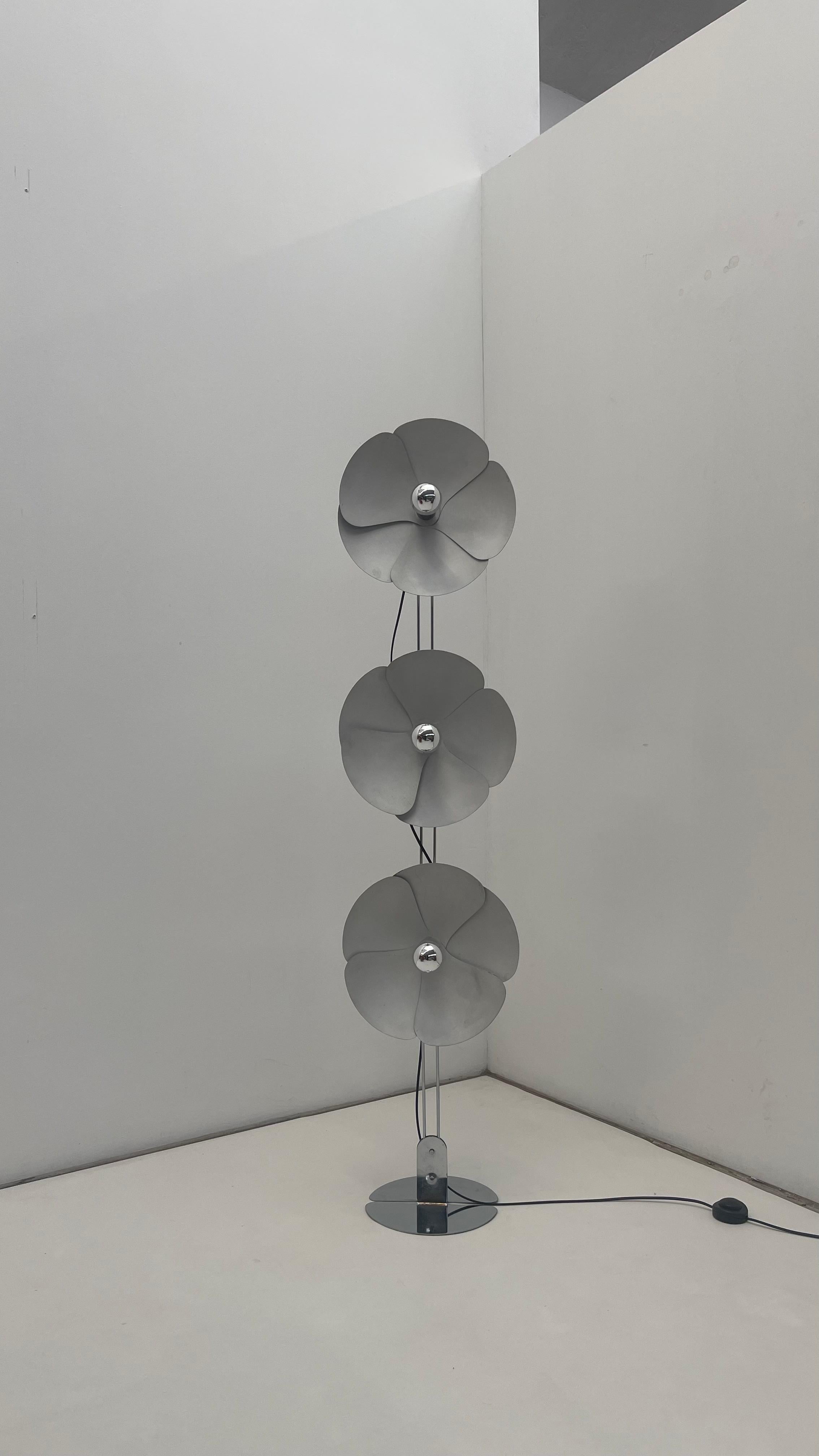 Lampada Flower di Olivier Mourgue - Un'icona del design moderno e giocoso della fine degli anni '60

Conosciuto per le sue creazioni futuristiche e all'avanguardia, Mourgue ha progettato questa lampada come una celebrazione delle forme organiche e