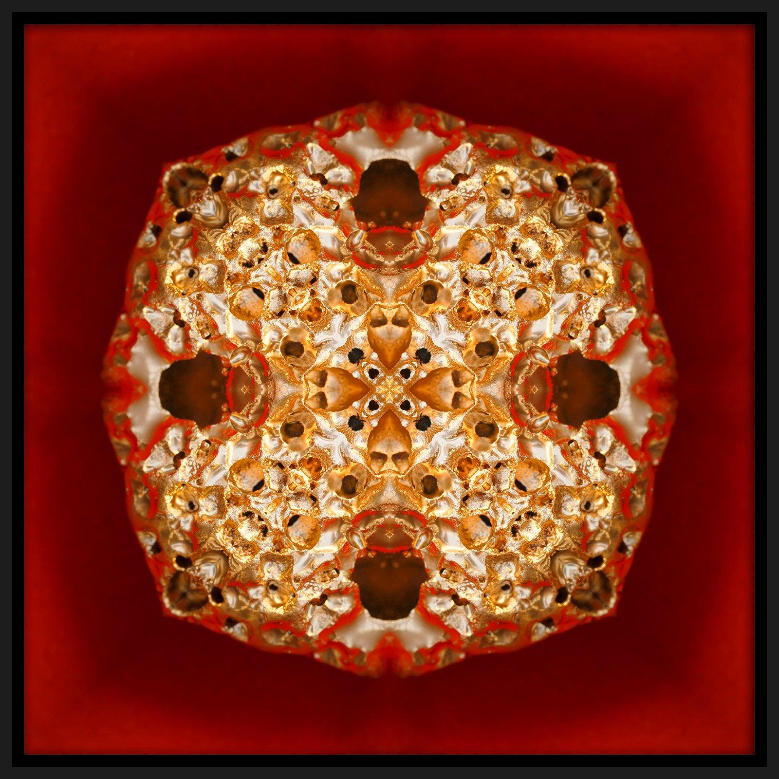 Olivier Muhlhoff Abstract Photograph – ""Ppite 2", Goldnugget auf rotem Halbabstract bedruckte Fotografie auf Dibond-Tafel