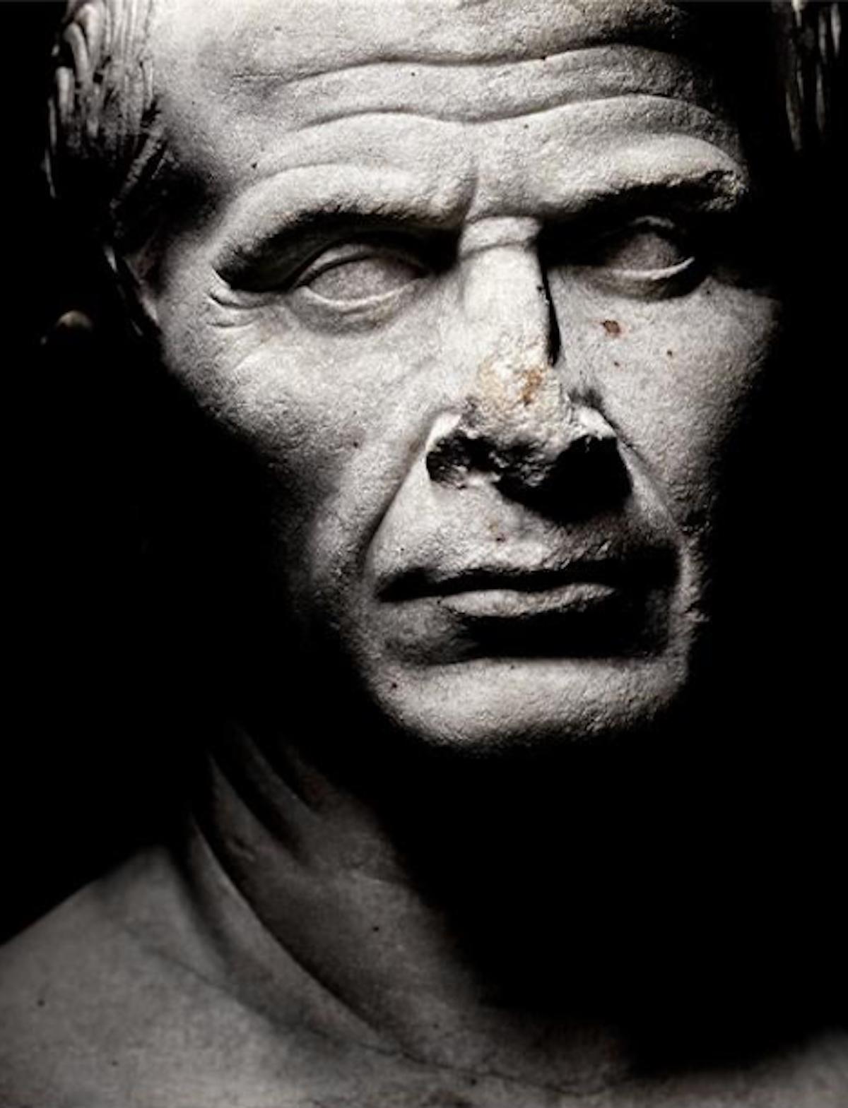 Giulio Cesar Fine Art a été créé par Olivier Roller en 2009. Il est un célèbre photographe français depuis 2009, spécialisé dans la photographie de portrait. Son travail rencontre principalement les visages du passé, de l'Antiquité à Napoléon. 