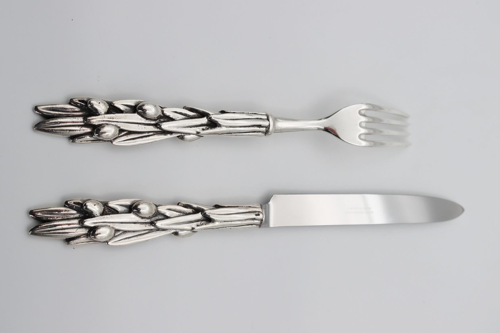 Olivier set of 2 pieces in silver bronze or gold bronze

Set of 2 pieces (table forks/fish, table knife or meat/fish knife) in silver bronze 35/42 microns

It is possible to order all products separately or set of 4 piece

Table spoon
Table