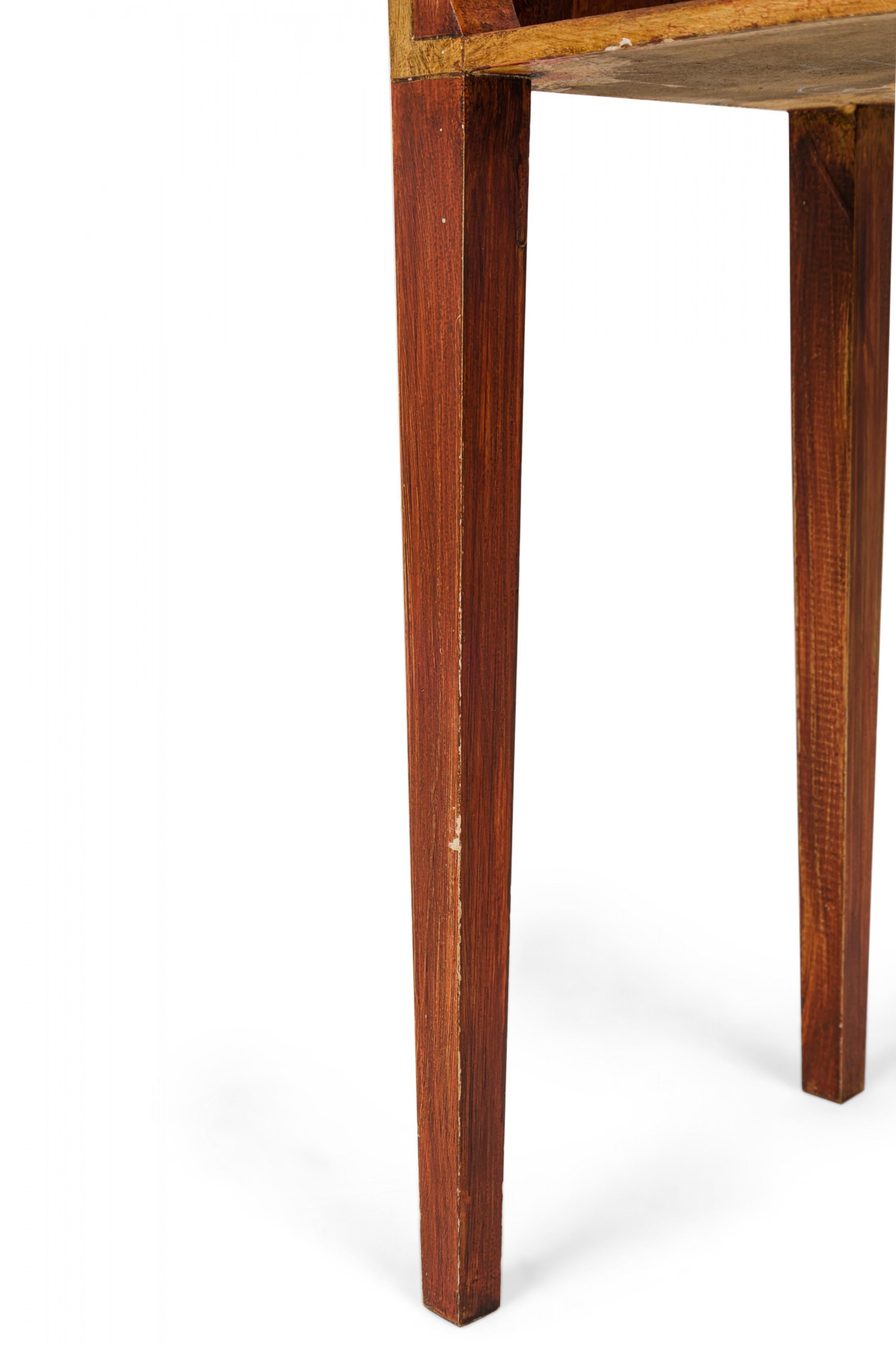 Estantería veneciana italiana (moderna) de 3 niveles, estrecha y pintada de óxido, con parte trasera abierta, parte superior biselada y moldeada, parcela con realce dorado y un estante superior adicional extraíble, apoyada sobre cuatro patas cónicas