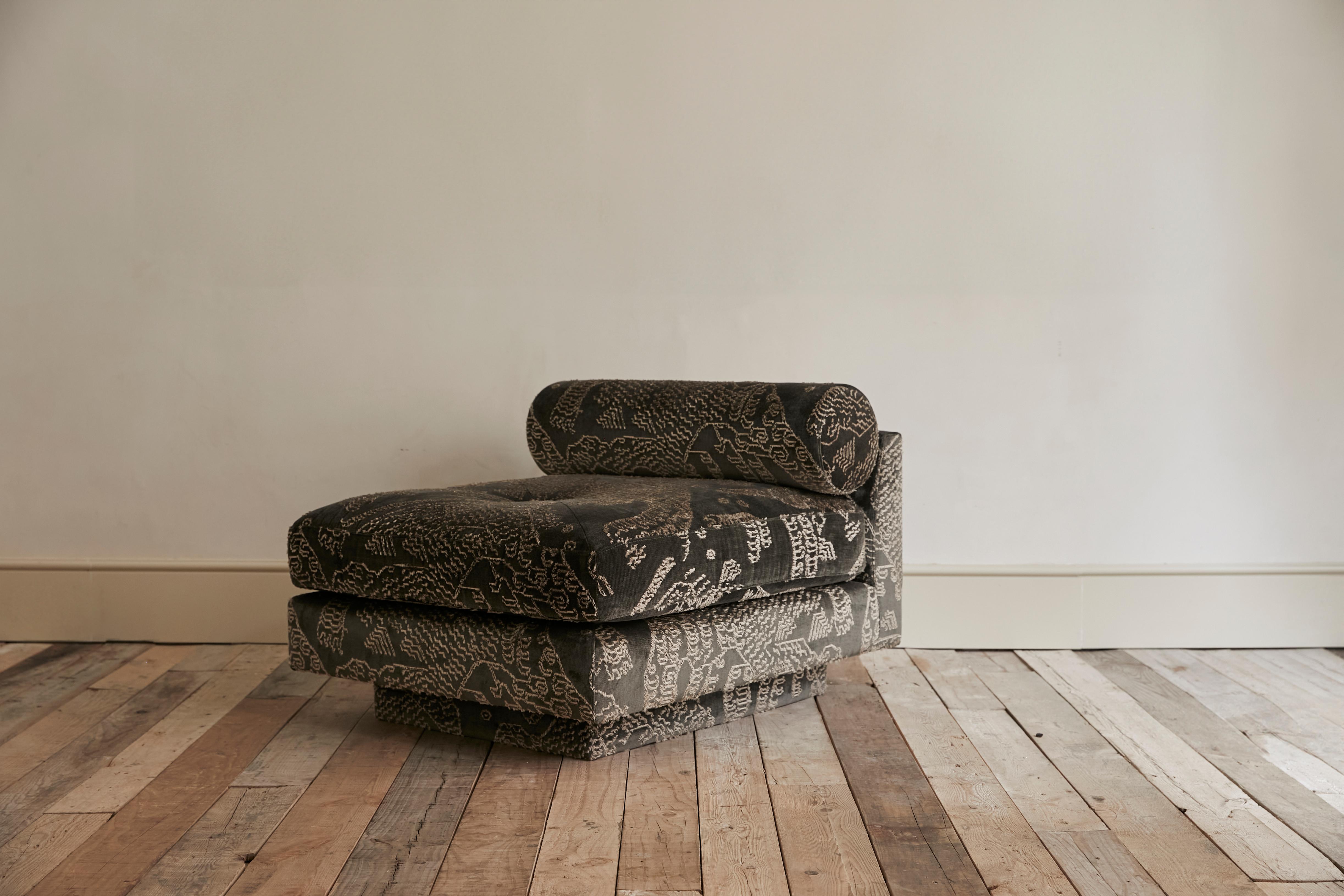 Oll Modular Sofa&Tisch, zeitgenössisches Design, gepolstert mit grünem Musterstoff im Angebot 5