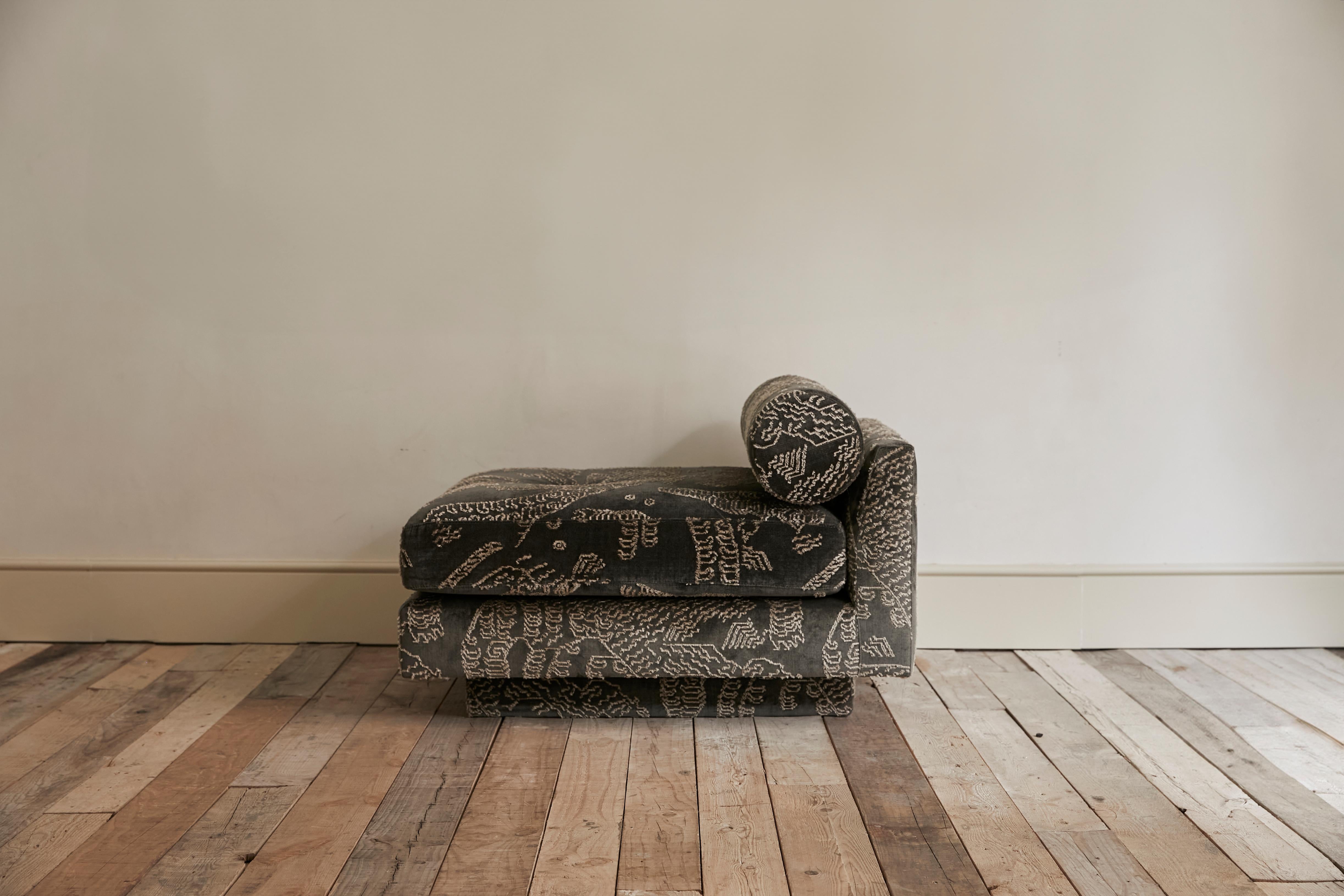 Oll Modular Sofa&Tisch, zeitgenössisches Design, gepolstert mit grünem Musterstoff im Angebot 6