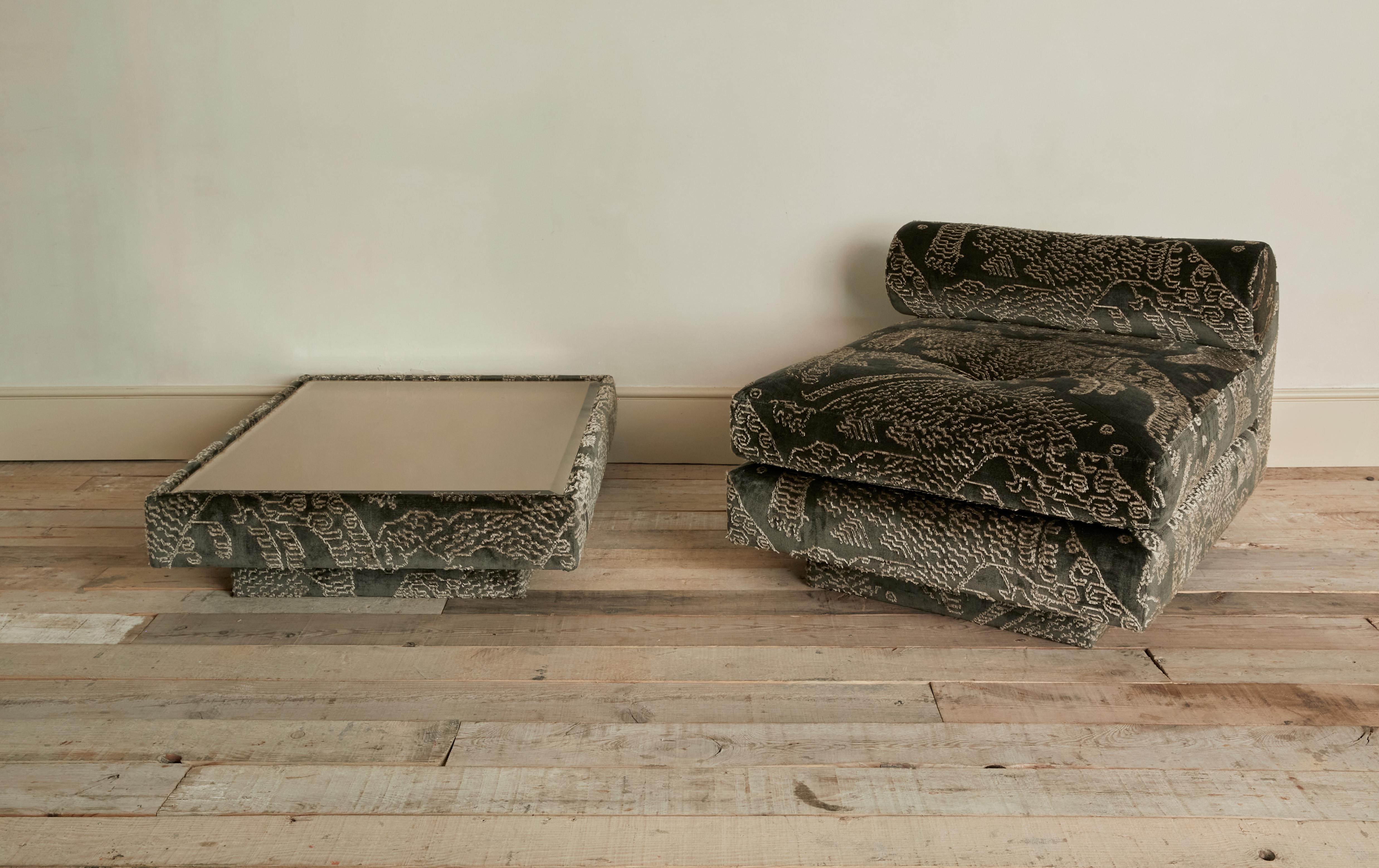 Oll Modular Sofa&Tisch, zeitgenössisches Design, gepolstert mit grünem Musterstoff im Angebot 1