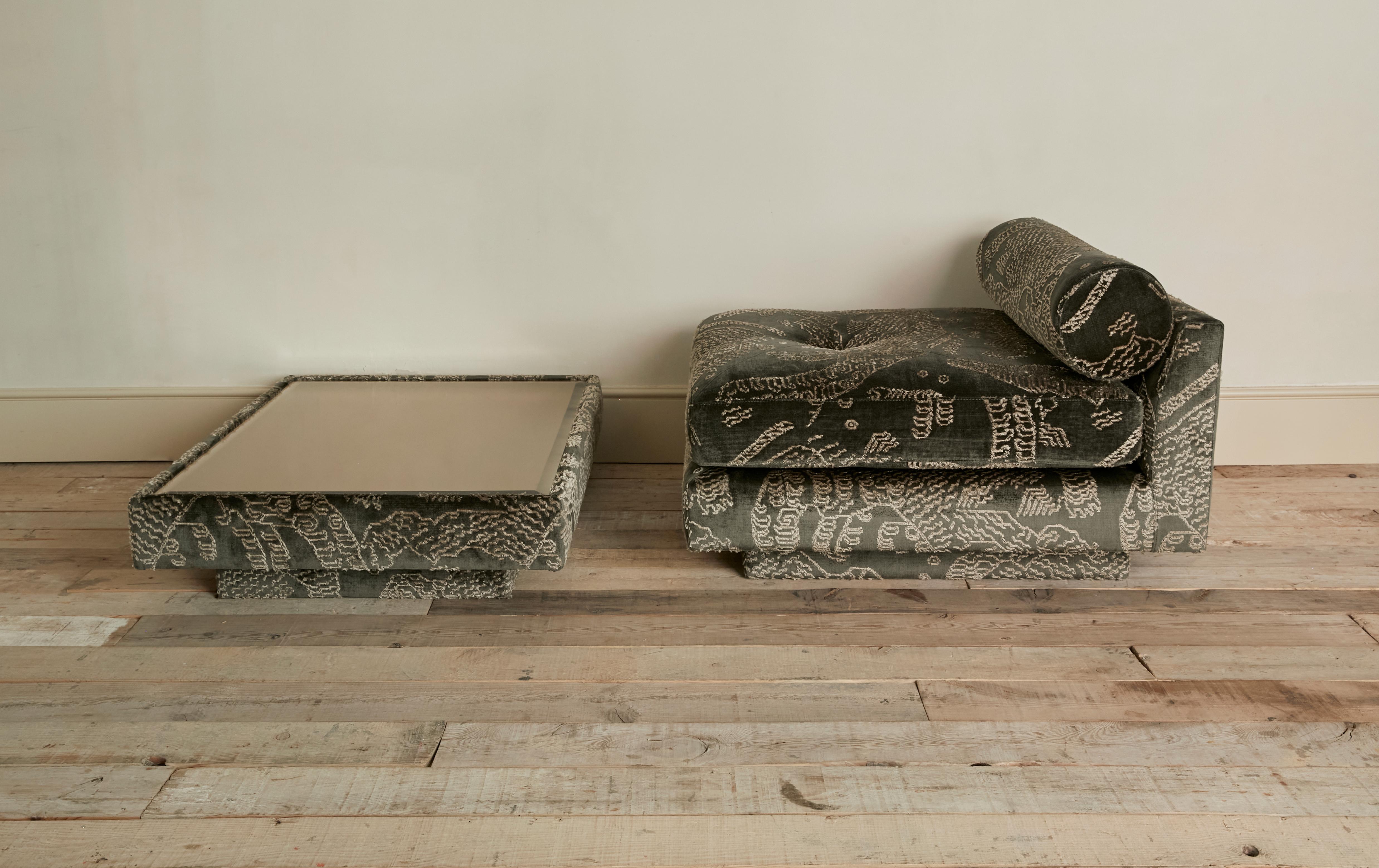 Oll Modular Sofa&Tisch, zeitgenössisches Design, gepolstert mit grünem Musterstoff im Angebot 2