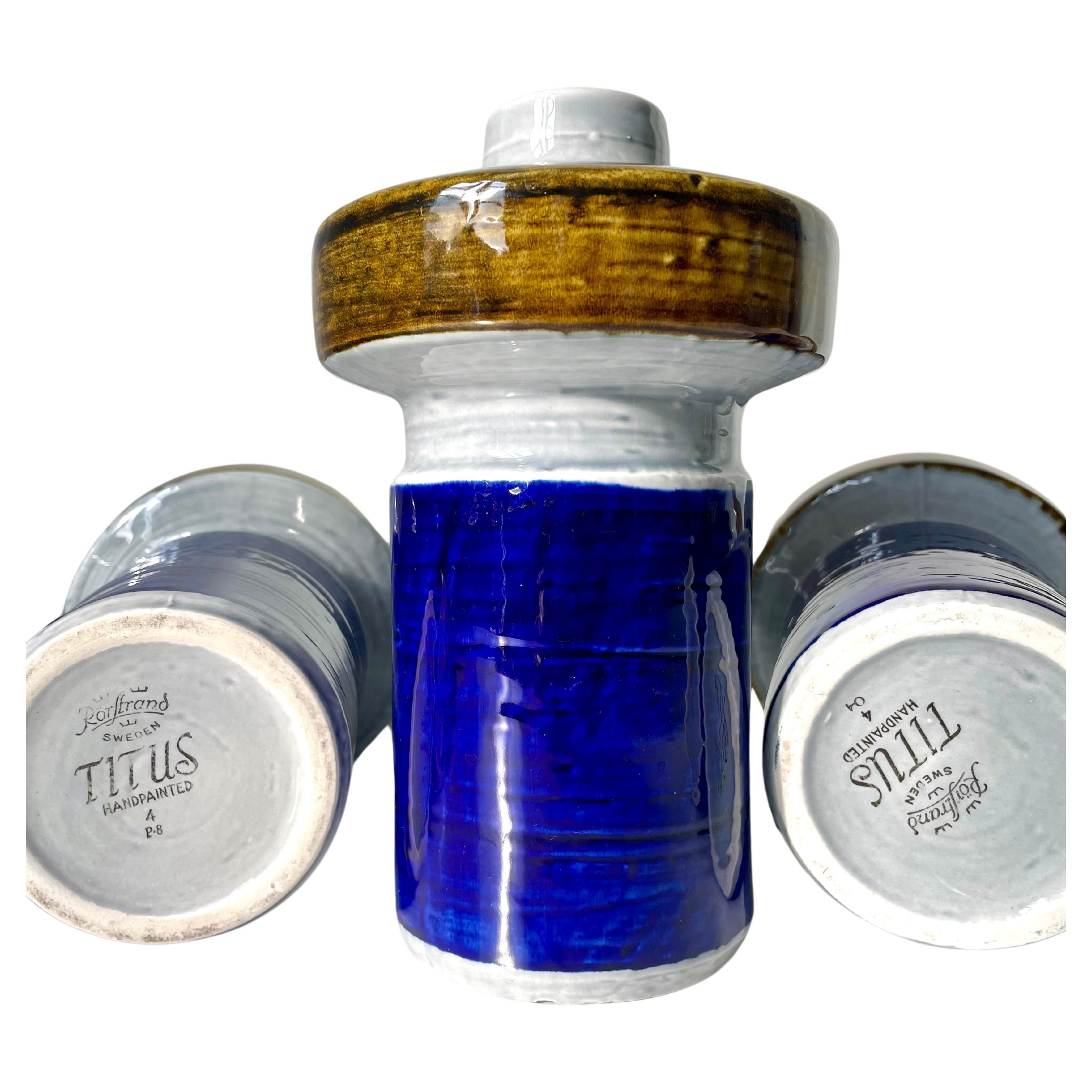 Preciosos jarrones de cerámica escandinavos modernos de mediados de siglo, pintados a mano por el diseñador Olle Alberius para la firma sueca Rörstrand en la década de 1960. Base azul cobalto brillante con parte superior esmaltada en gris claro y