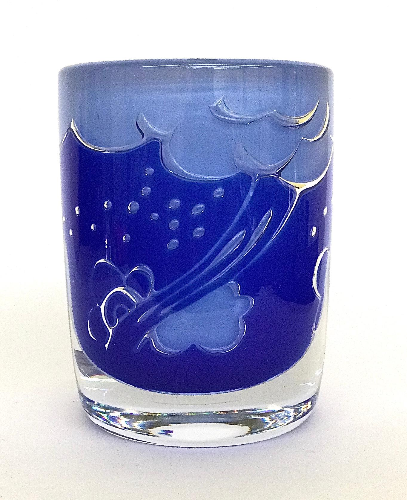Spectaculaire vase ariel nuageux conçu par le designer suédois Olle Alberius, signé et daté Orrefors Gallery 1986. La couleur bleue est très vibrante et s'affiche très bien comme une pièce d'accent très haut de gamme. 

Olle Alberius est l'un des