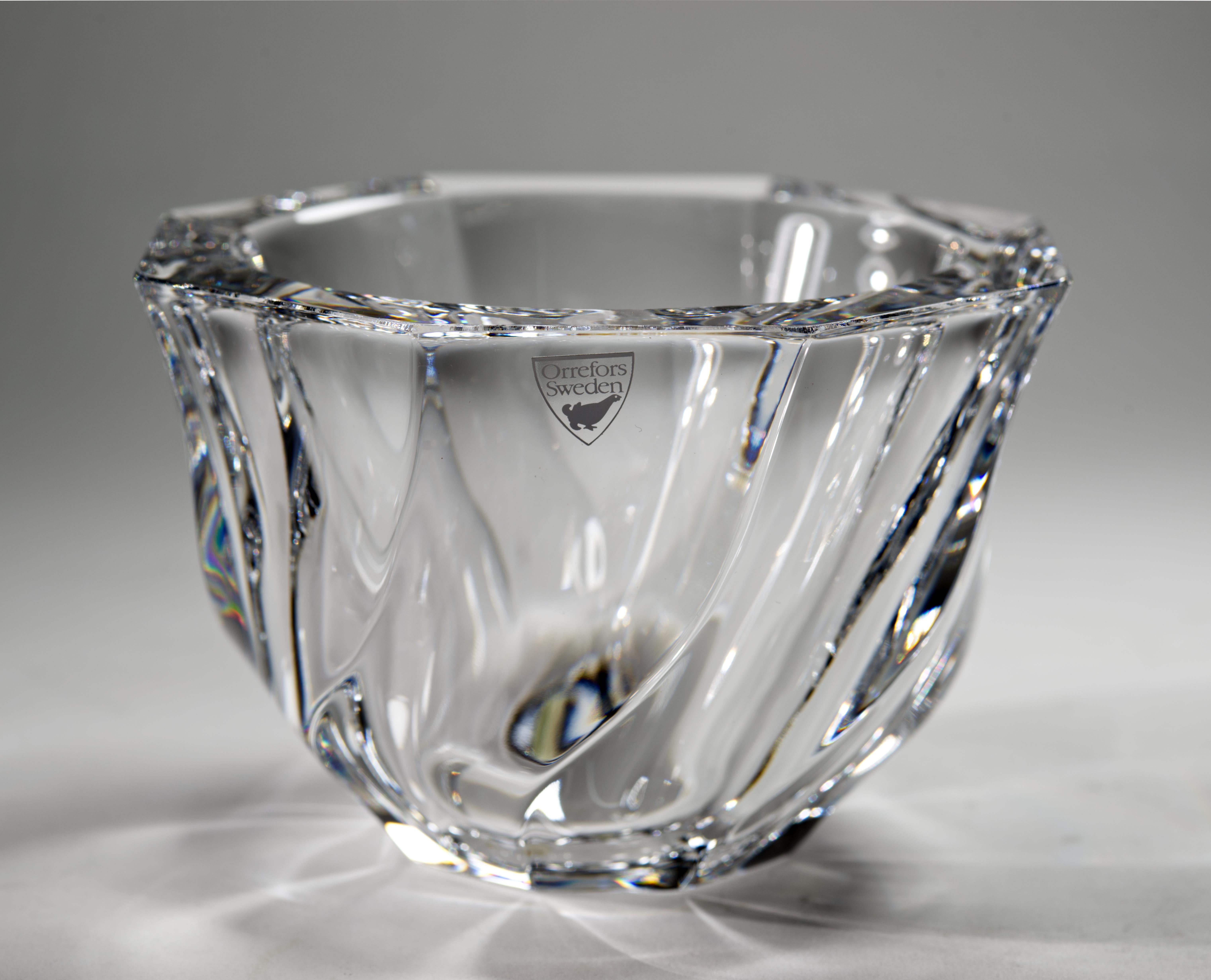  Le bol Vintage a été créé par Olle Alberius pour Orrefors Sweden dans le cadre de la série Residence ; il présente des côtés facettés ondulés et incurvés en cristal clair. La série Residence a été produite de 1986 à 2014.

Le bol est marqué