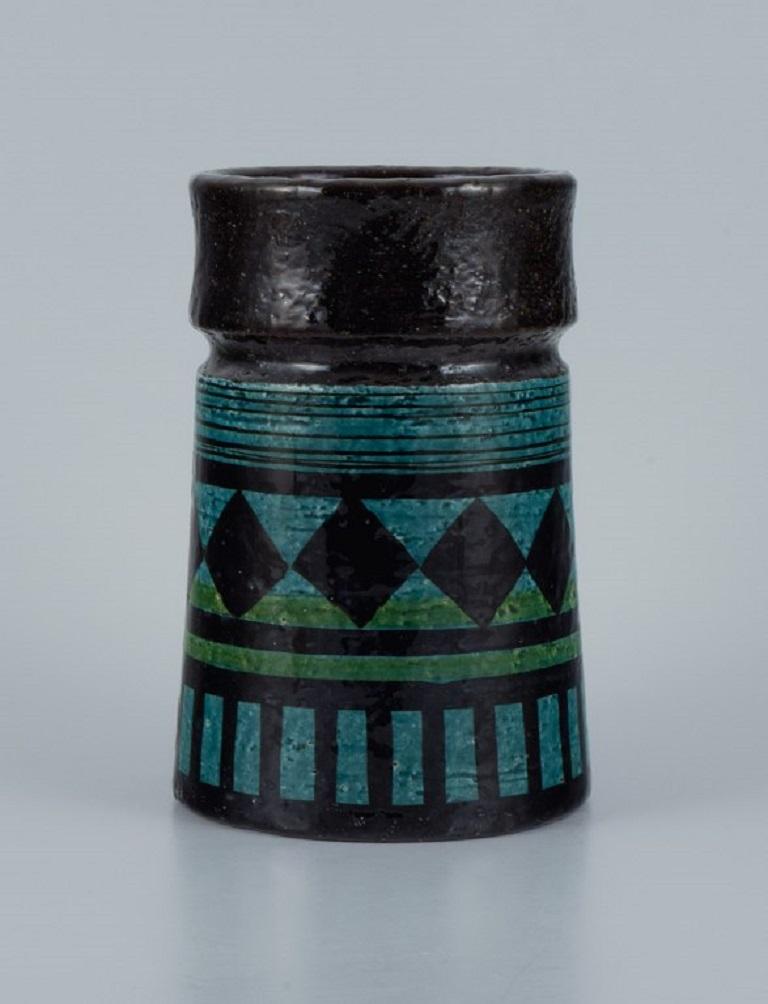 Olle Alberius for Rörstand, Atelje.
Ceramic vase with geometric pattern.
1960s.
Marked.
First factory quality.
In perfect condition.
Dimensions: H 17.0 x D 10.5 cm.
