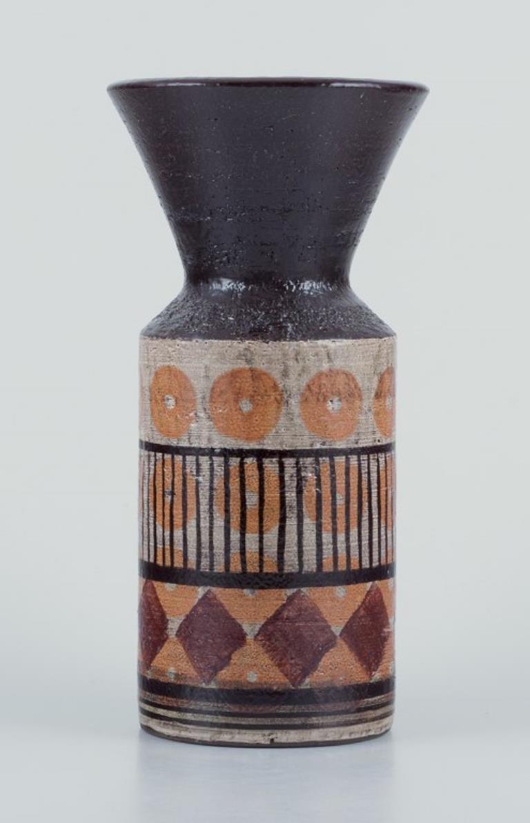 Olle Alberius for Rörstrand Atelje, Sweden.
Large ceramic vase with geometric pattern.
Glaze in brown and yellow tones.
Marked.
First factory quality.
In excellent condition, with firing defects from production, in the mouth.
Dimensions: 26.5 cm. x