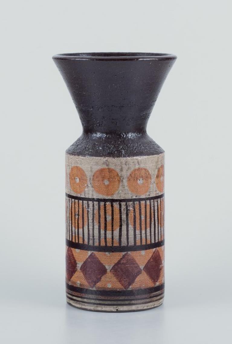 Olle Alberius per Rörstrand Atelje. Grande vaso in ceramica con motivo geometrico.