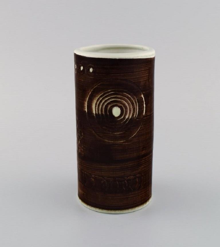 Olle Alberius for Rörstrand. 
Cylindrical Sarek vase in hand-painted and glazed ceramics with geometric patterns. Swedish design, 1960s/70s.
Measures: 16 x 8 cm.
In excellent condition.
Stamped.
1st factory quality.