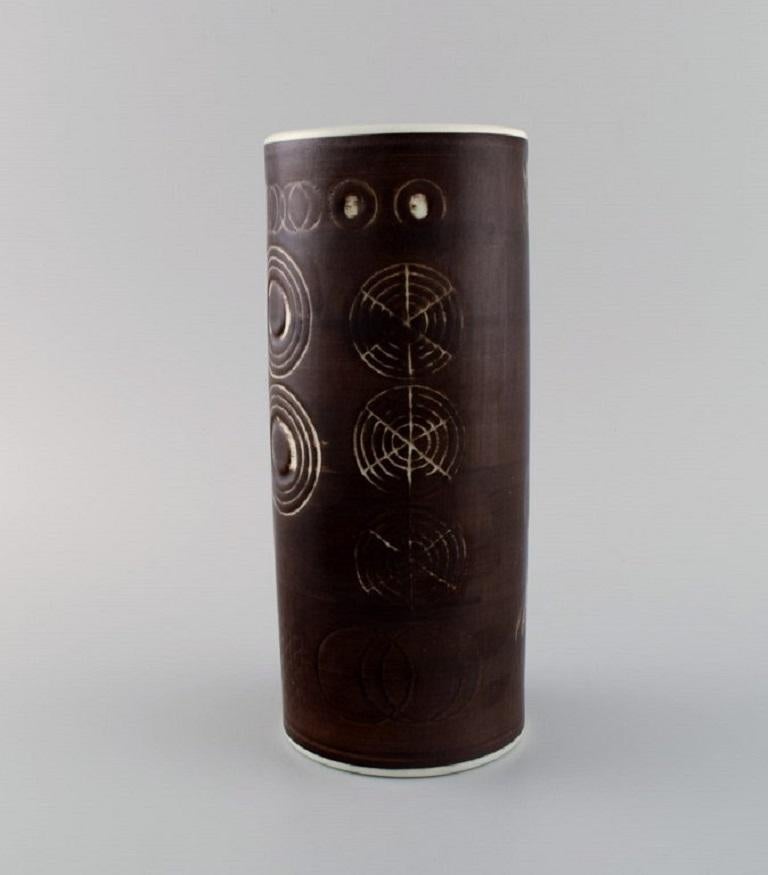 Olle Alberius for Rörstrand. Cylindrical Sarek vase in hand-painted and glazed ceramics with geometric patterns. 
Swedish design, 1960s/70s.
Measures: 22 x 9 cm.
In excellent condition.
Stamped.
1st factory quality.