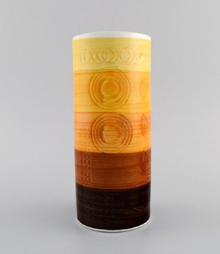 Olle Alberius per Rörstrand. Vaso Sarek cilindrico in ceramica dipinta e smaltata a mano con motivi geometrici. 
Design svedese, anni '60/'70.
Misure: 22 x 9 cm.
In ottime condizioni.
Timbrato.
Prima qualità di fabbrica.