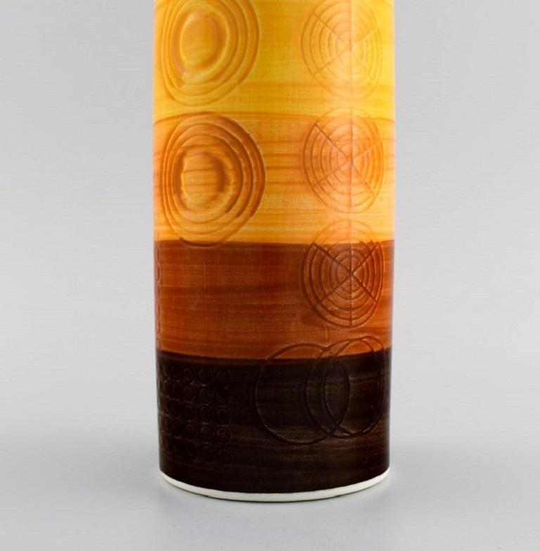 Smaltato Olle Alberius per Rörstrand, Vaso Sarek cilindrico in ceramica dipinta a mano in vendita