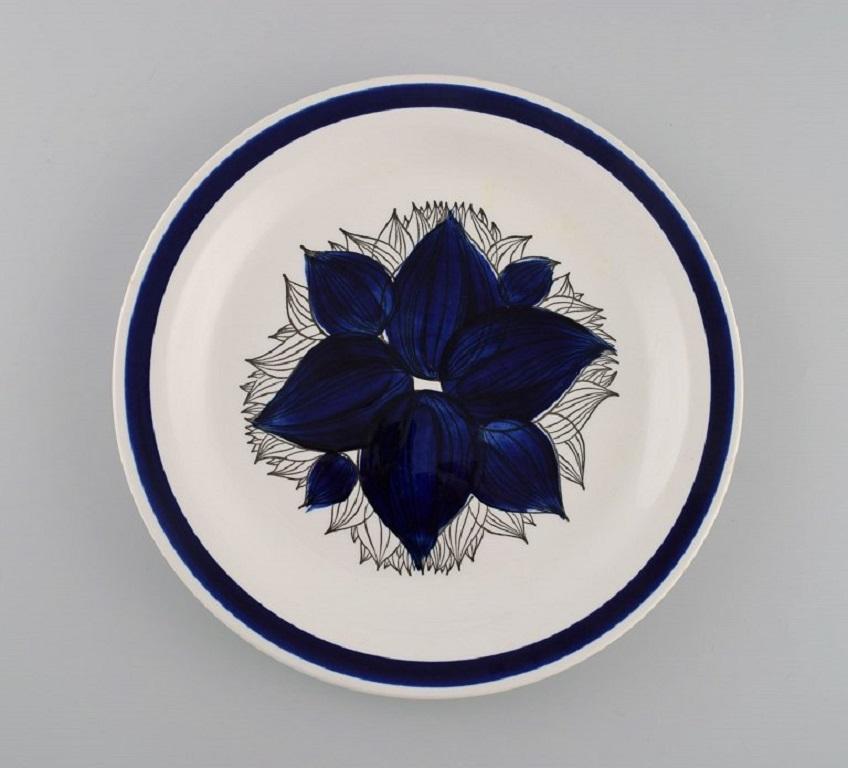 Olle Alberius for Rörstrand. 
Four Pontus dinner plates in glazed stoneware with hand-painted floral motif. 
Swedish design, 1960s.
Diameter: 24 cm.
In excellent condition with light wear.
1st factory quality.