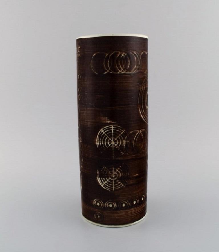 Olle Alberius per Rörstrand. 
Grande vaso cilindrico Sarek in ceramica dipinta e smaltata a mano con motivi geometrici. 
Design svedese, anni '60/'70.
Misure: 31 x 12,5 cm.
In ottime condizioni.
Timbrato.
Prima qualità di fabbrica.