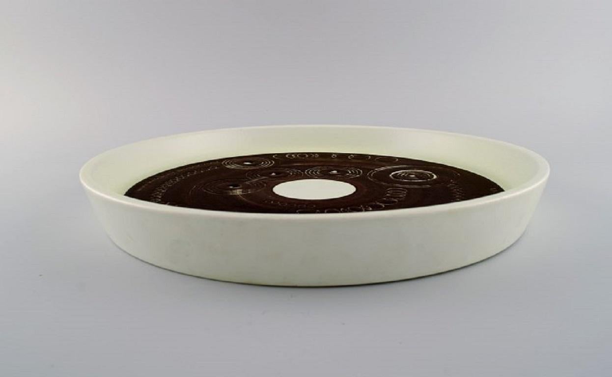 Olle Alberius for Rörstrand, Large Sarek Dish / Bowl in Hand-Painted Ceramics In Excellent Condition For Sale In Copenhagen, DK
