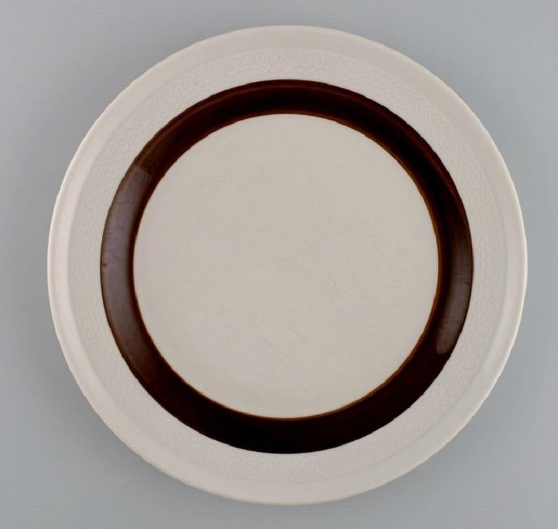 Olle Alberius for Rörstrand. 
Seven Forma dinner plates in glazed stoneware. Dated 1967-1981.
Diameter: 24 cm.
In excellent condition.
1st factory quality.
 
