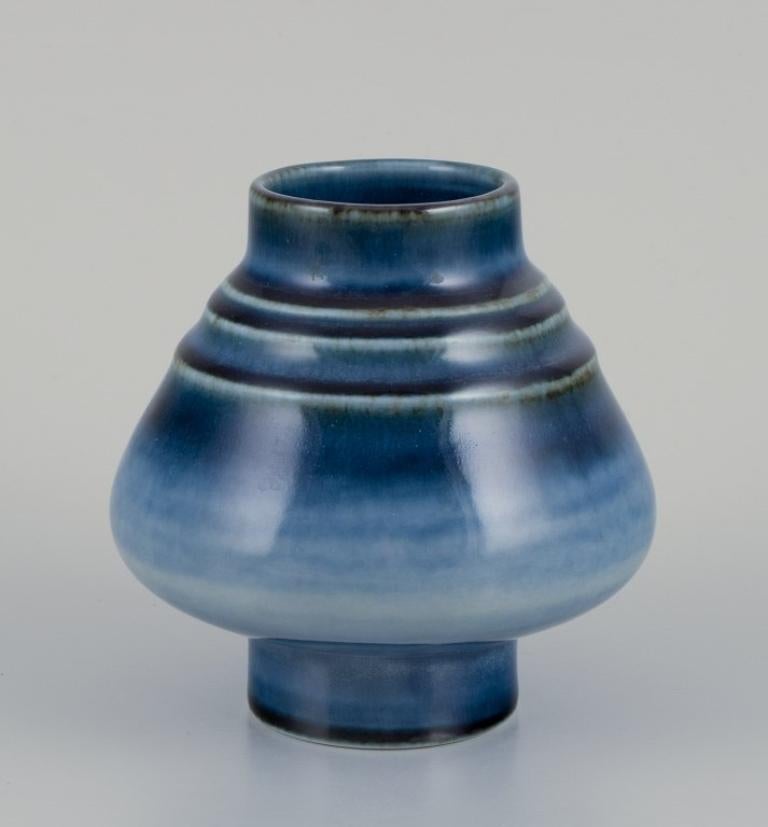 Olle Alberius (1926-1993) for Rörstrand, Sweden. 
Ceramic vase with a blue-toned glaze.
Approximately from the 1960s/70s.
Marked.
In perfect condition.
First factory quality.
Dimensions: Height 12.5 cm x Diameter 11.5 cm.