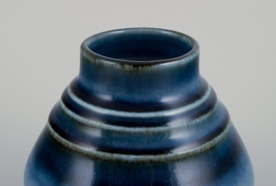 Vernissé Olle Alberius pour Rörstrand, Suède. Vase en céramique à glaçure bleue en vente