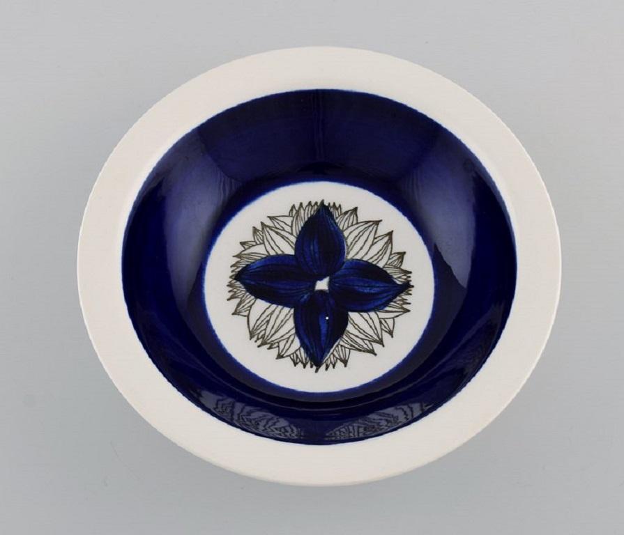 Olle Alberius for Rörstrand. 
Three Pontus deep plates in glazed stoneware with hand-painted floral motif. Swedish design, 1960s.
Measures: 20 x 4.5 cm.
In excellent condition.
1st factory quality.