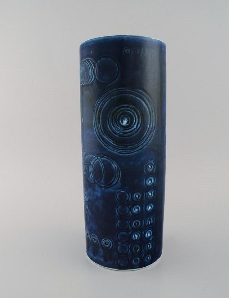 Olle Alberius per Rörstrand. Due grandi vasi Sarek in ceramica smaltata. 
Design svedese, anni '60/'70.
Misure: 31 x 12 cm.
In ottime condizioni.
Prima qualità di fabbrica.