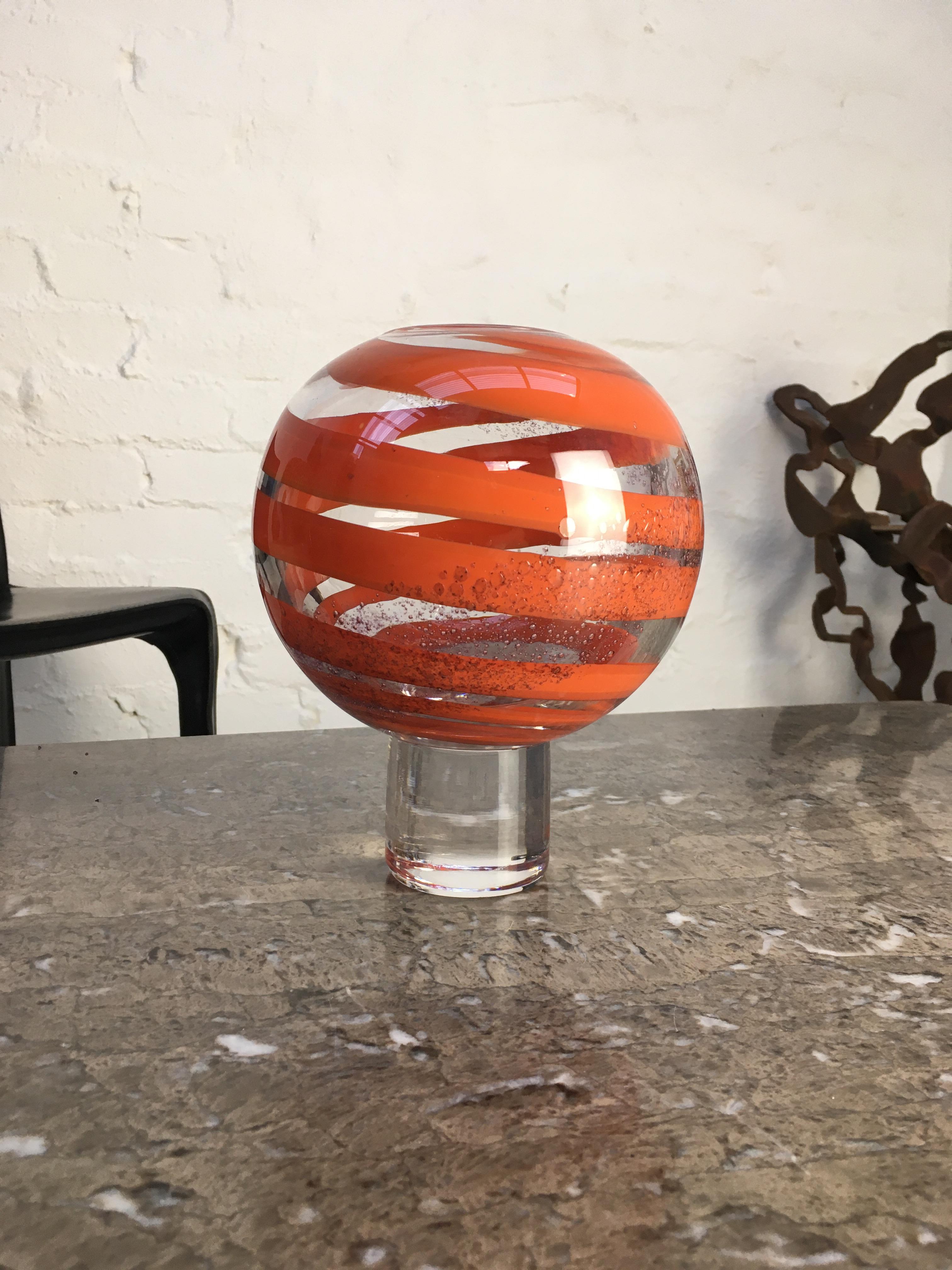 Mid-Century Modern Vase Op Art Orrefors signé et numéroté 1972, ruban orange en vente