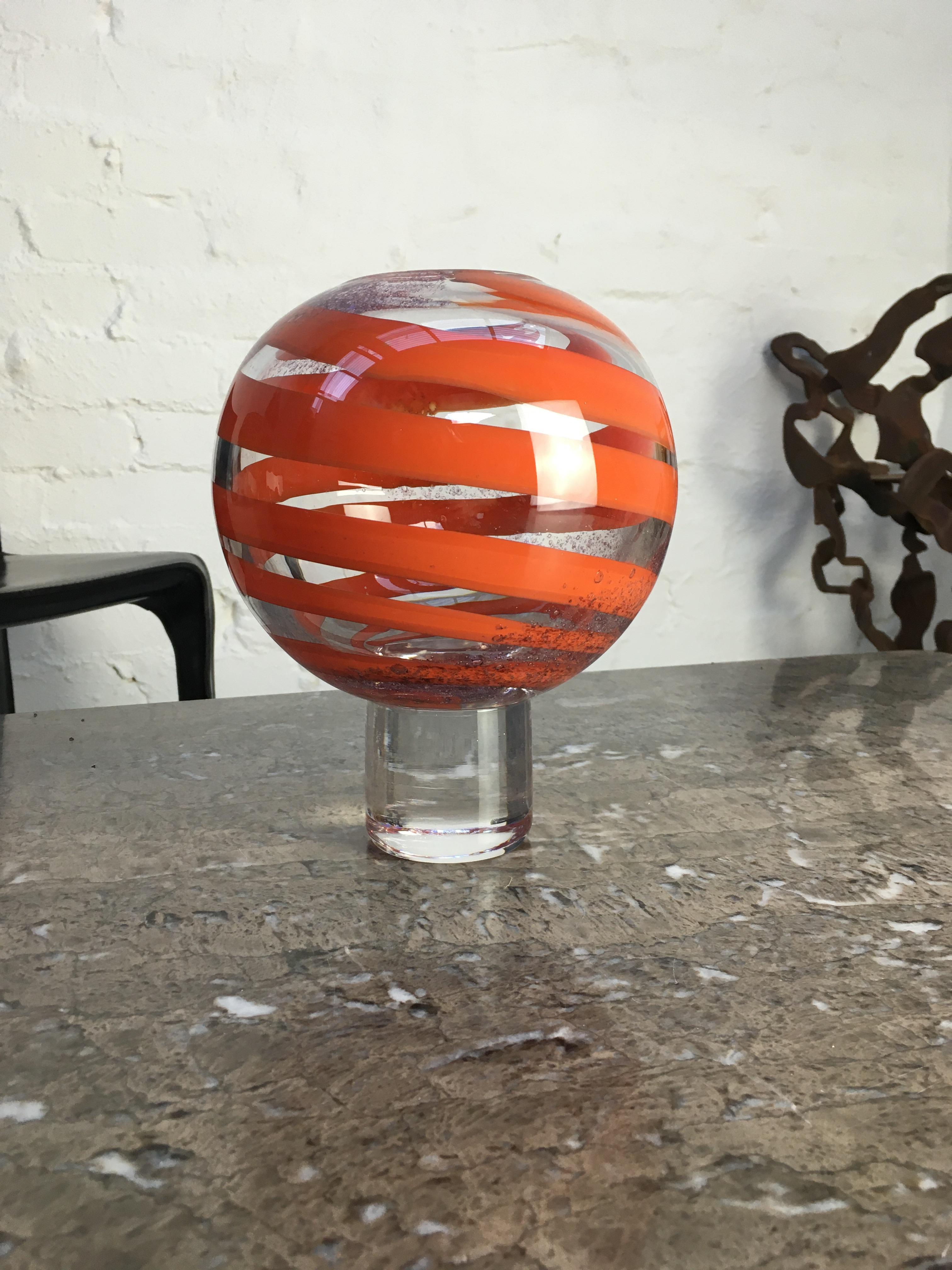 Verre d'art Vase Op Art Orrefors signé et numéroté 1972, ruban orange en vente
