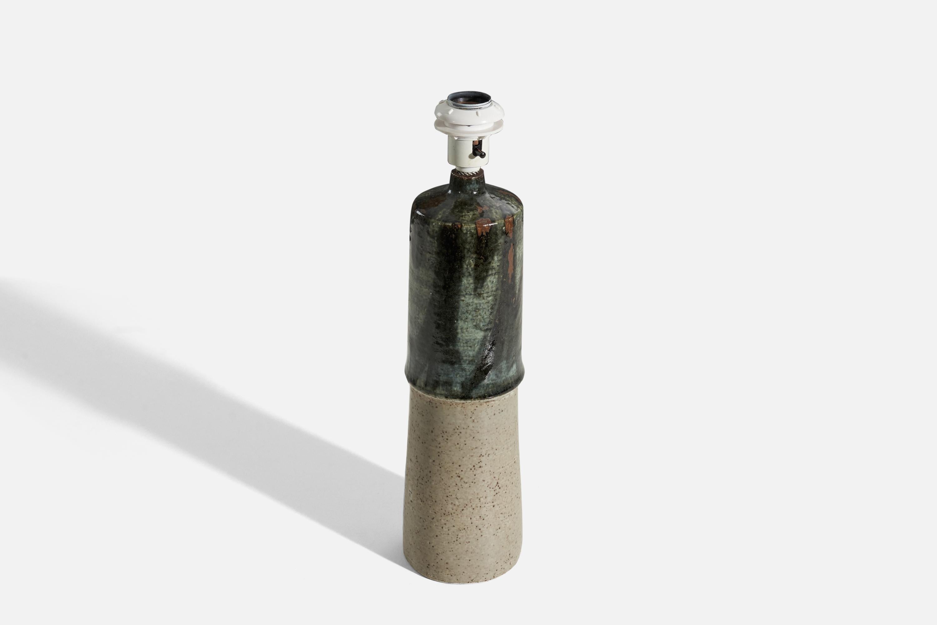 Olle Alberius, lampe de table, grès, émail vert, Rörstrand, Suède, années 1960 Bon état - En vente à High Point, NC