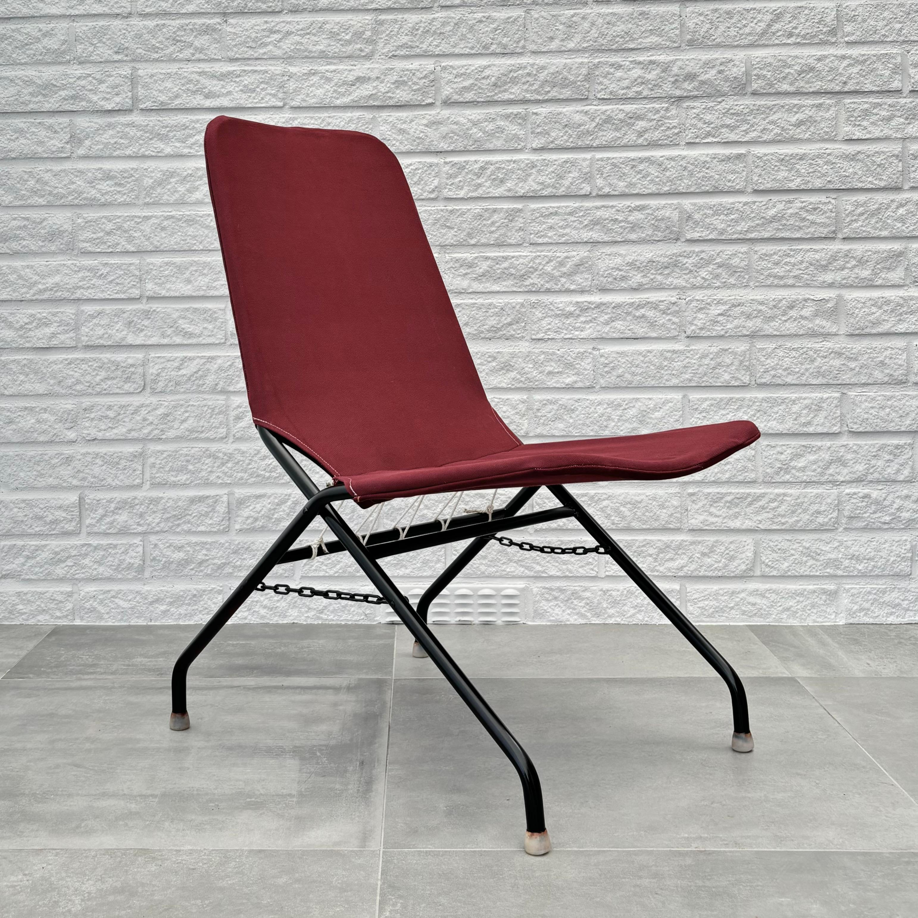 Chaise pliante modèle Oscar, conçue par l'architecte suédois Foldes en 1955 pour le fabricant String Design. Il s'agit d'une version rare de la chaise Piraten de Pira, qui a été lancée par Nordiska Kompaniet un peu plus tôt. Il se compose d'un cadre