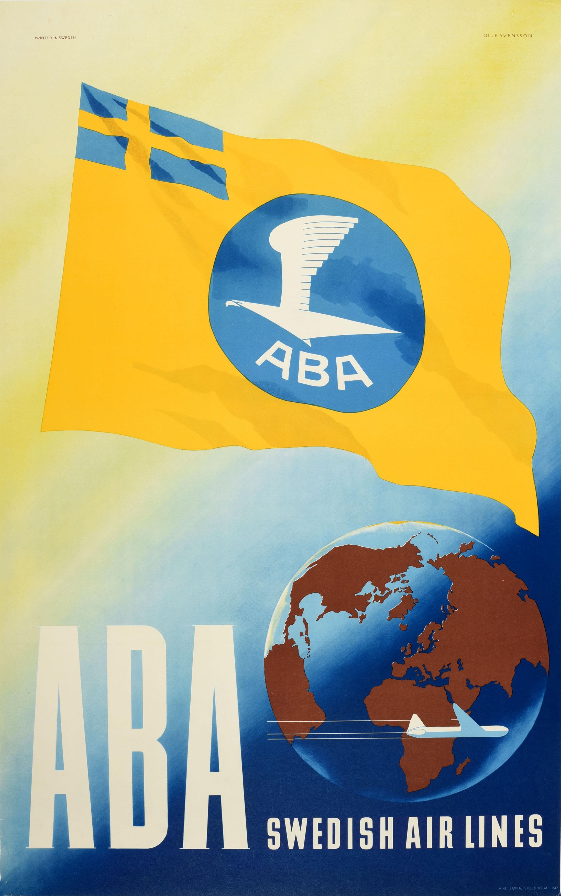 Original-Reisewerbeplakat für ABA Swedish Air Lines (1924-1950; heute Teil der SAS Group / Scandinavian Airlines System). Großartiges Design, das das schwedische blau-gelbe Kreuz mit dem ABA-Logo auf einer gelben Flagge zeigt, die über einer