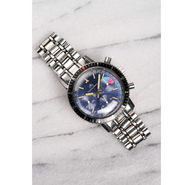 Voici un chronographe vintage Ollech & Wajs à remontage manuel avec un cadran noir mat datant de la fin des années 60, début des années 70. L'heure est très précise et l'appareil est entièrement fonctionnel. Les mesures comprennent un boîtier de 37