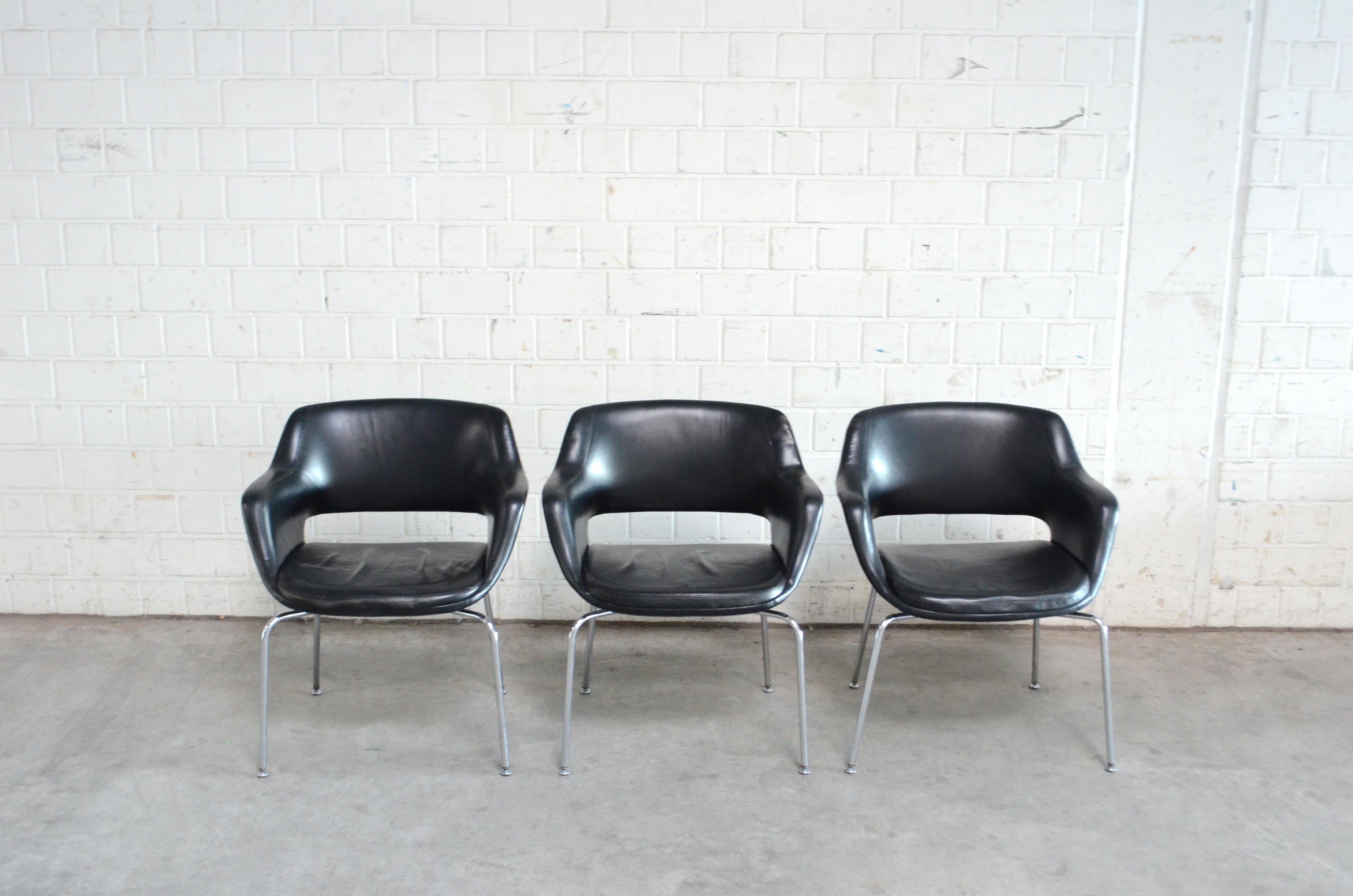 Dieses Modell Kilta wurde 1955 vom finnischen Designer Olli Mannermaa für Martela entworfen.
Der Kilta-Stuhl ist ein finnischer Designklassiker. Das zeitlose Design und der bequeme Sitz des Kilta garantieren seine anhaltende Beliebtheit.
Es ist