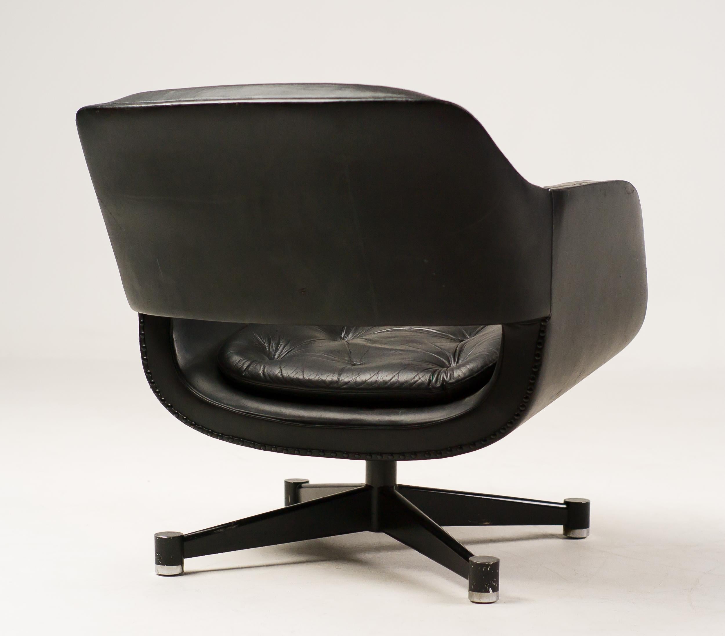Black leather lounge chair designed by Olli Mannermaa for Finnart Ab.
Rare and very comfortable swivelling armchair in original vintage condition.
The leather is in good condition, the arms have wear but no cracks.

Olli Mannermaa was the