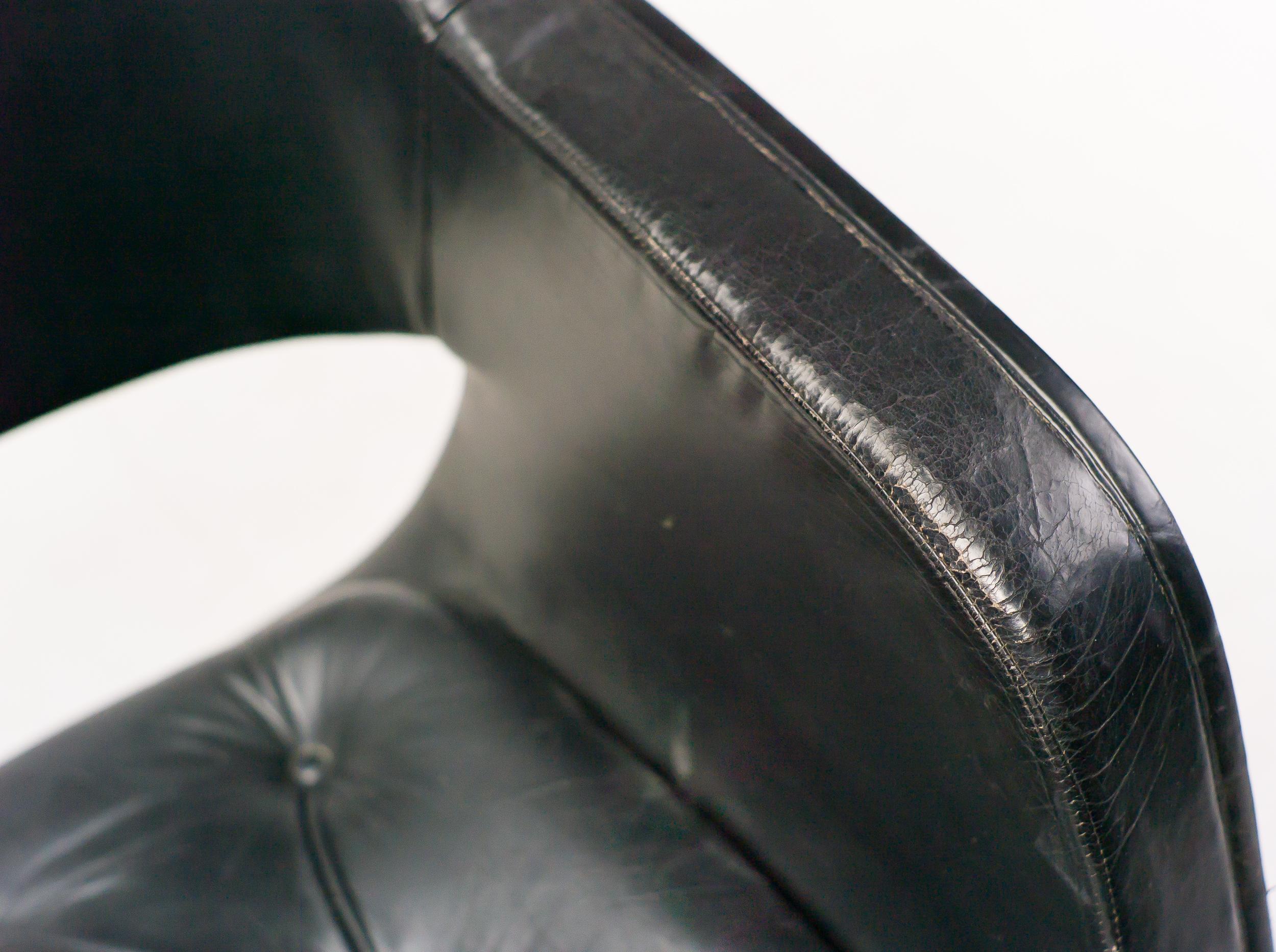 Olli Mannermaa: Loungesessel aus schwarzem Leder (Aluminium) im Angebot