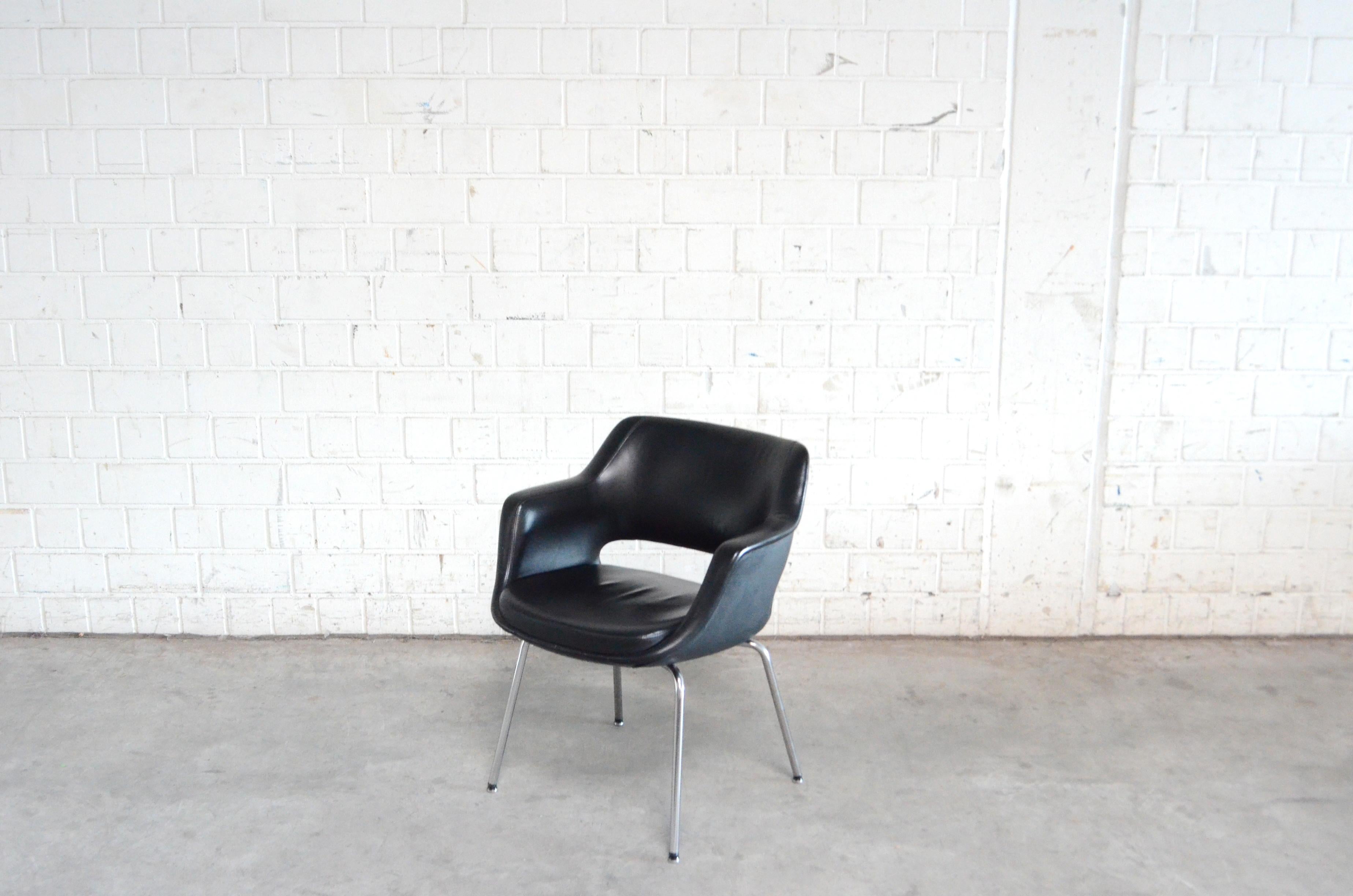 This model Kilta was designed by finland designer Olli Mannermaa for Martela in 1955.
The Kilta chair is a Finnish design classic. Kilta’s timeless design and comfortable seat guarantee its continuing popularity.
It is a popular vintage product