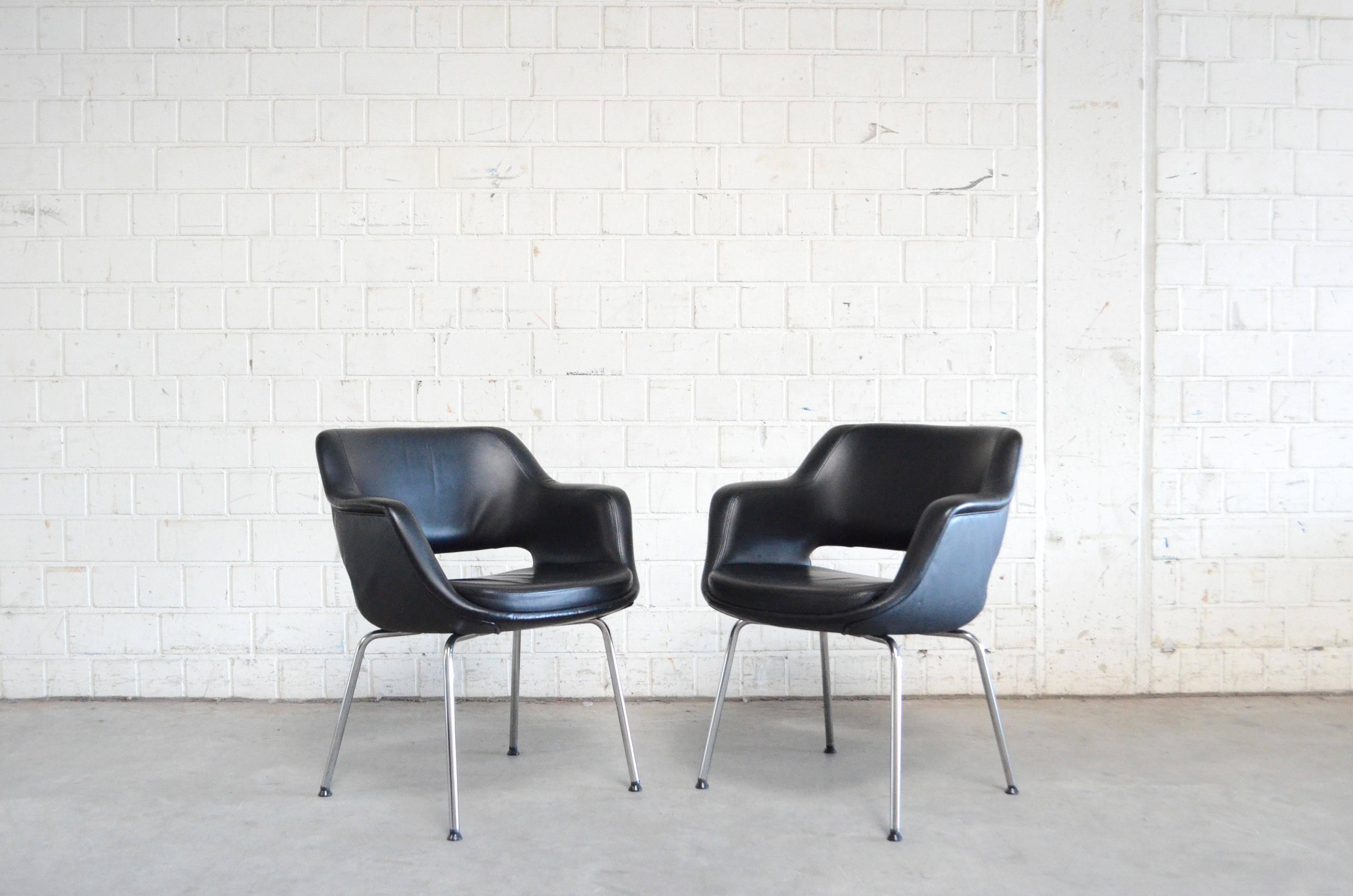 Dieses Modell Kilta wurde 1955 vom finnischen Designer Olli Mannermaa für Martela entworfen.
Der Kilta-Stuhl ist ein finnischer Designklassiker. Das zeitlose Design und der bequeme Sitz von Kilta garantieren seine anhaltende Beliebtheit.
Es ist